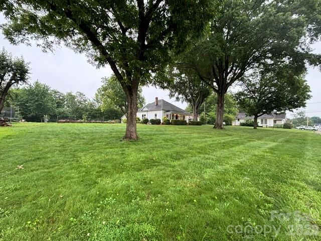 2103 N Thomas Avenue — Newton