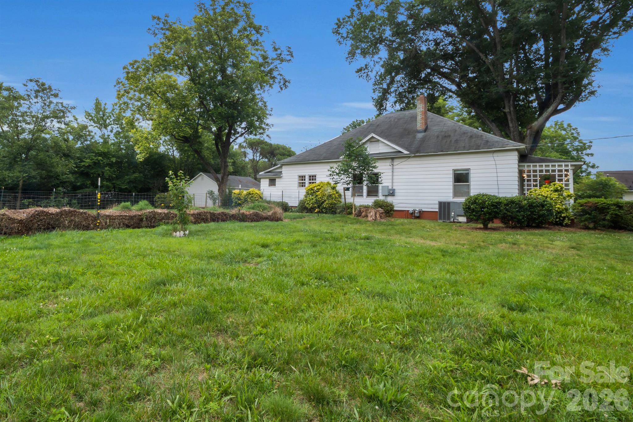 2103 N Thomas Avenue — Newton