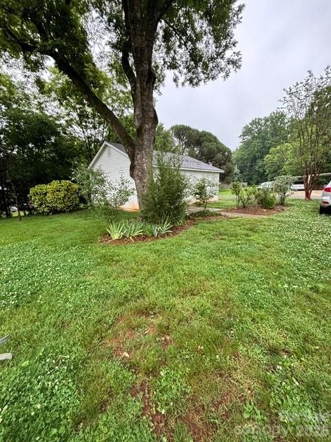 2103 N Thomas Avenue — Newton
