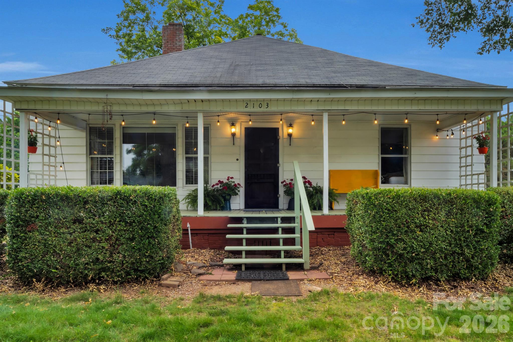 2103 N Thomas Avenue — Newton