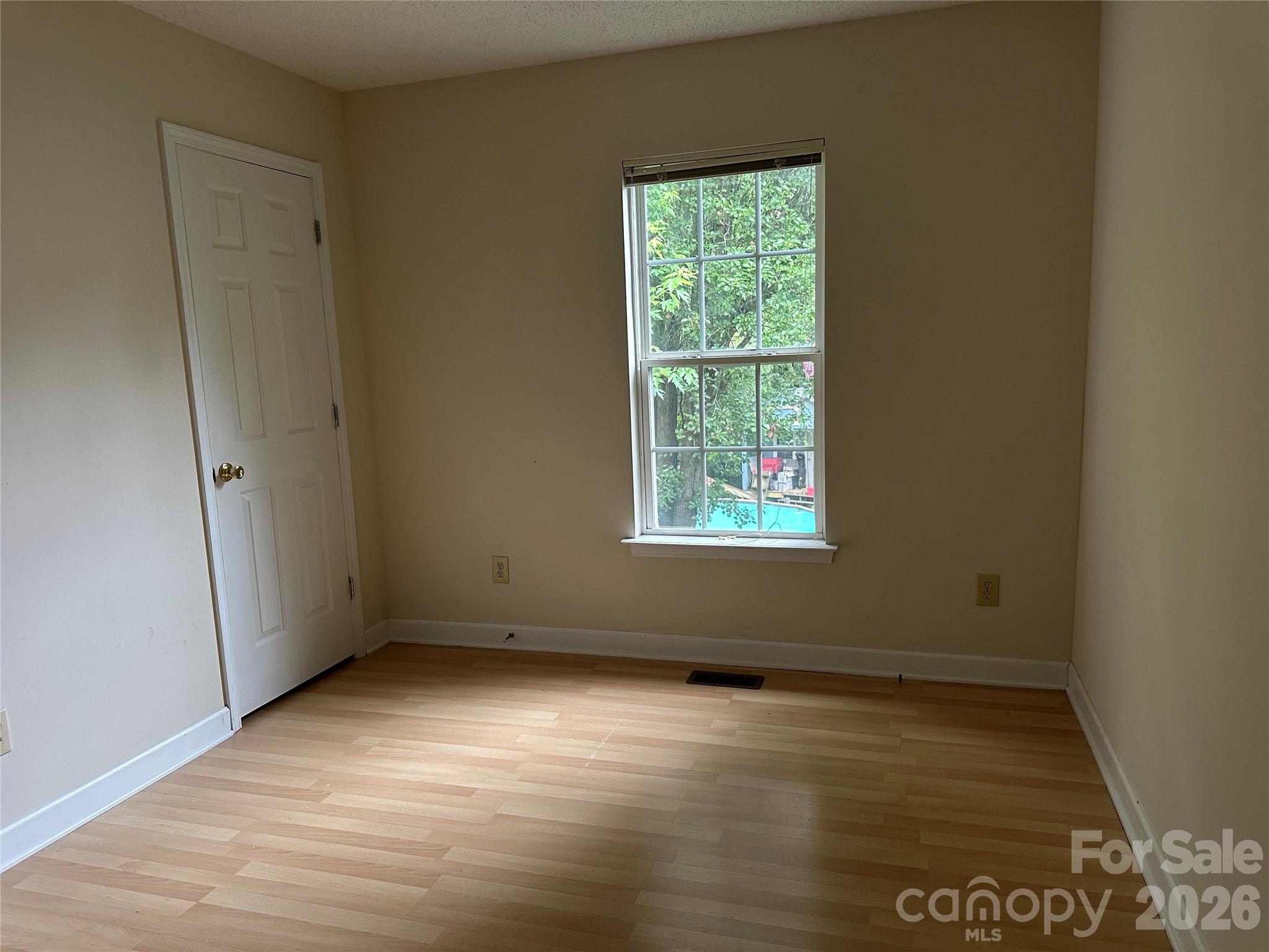 827 E 9th Street — Newton