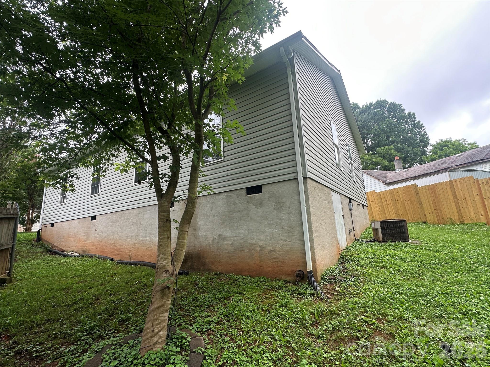 827 E 9th Street — Newton