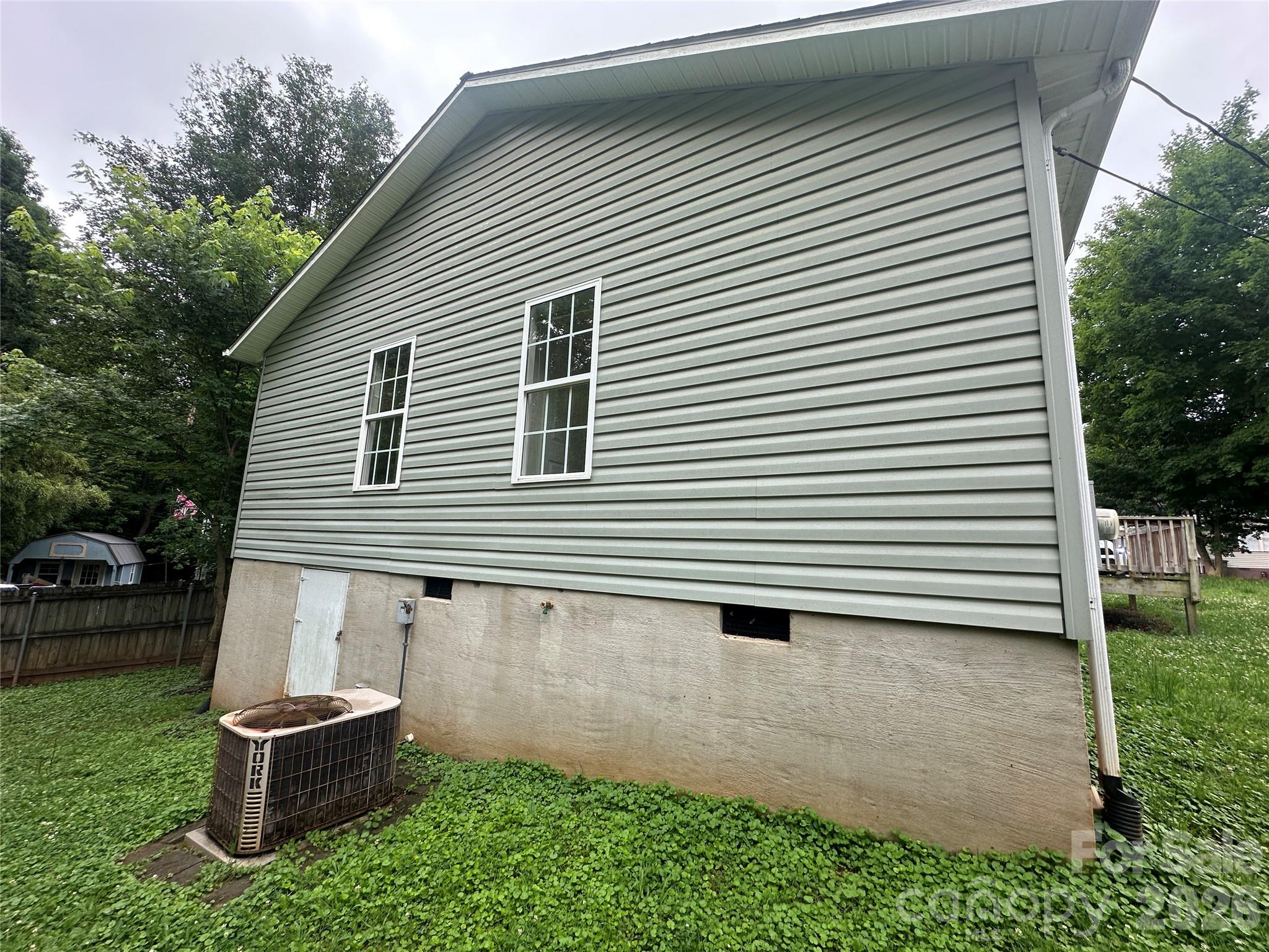 827 E 9th Street — Newton