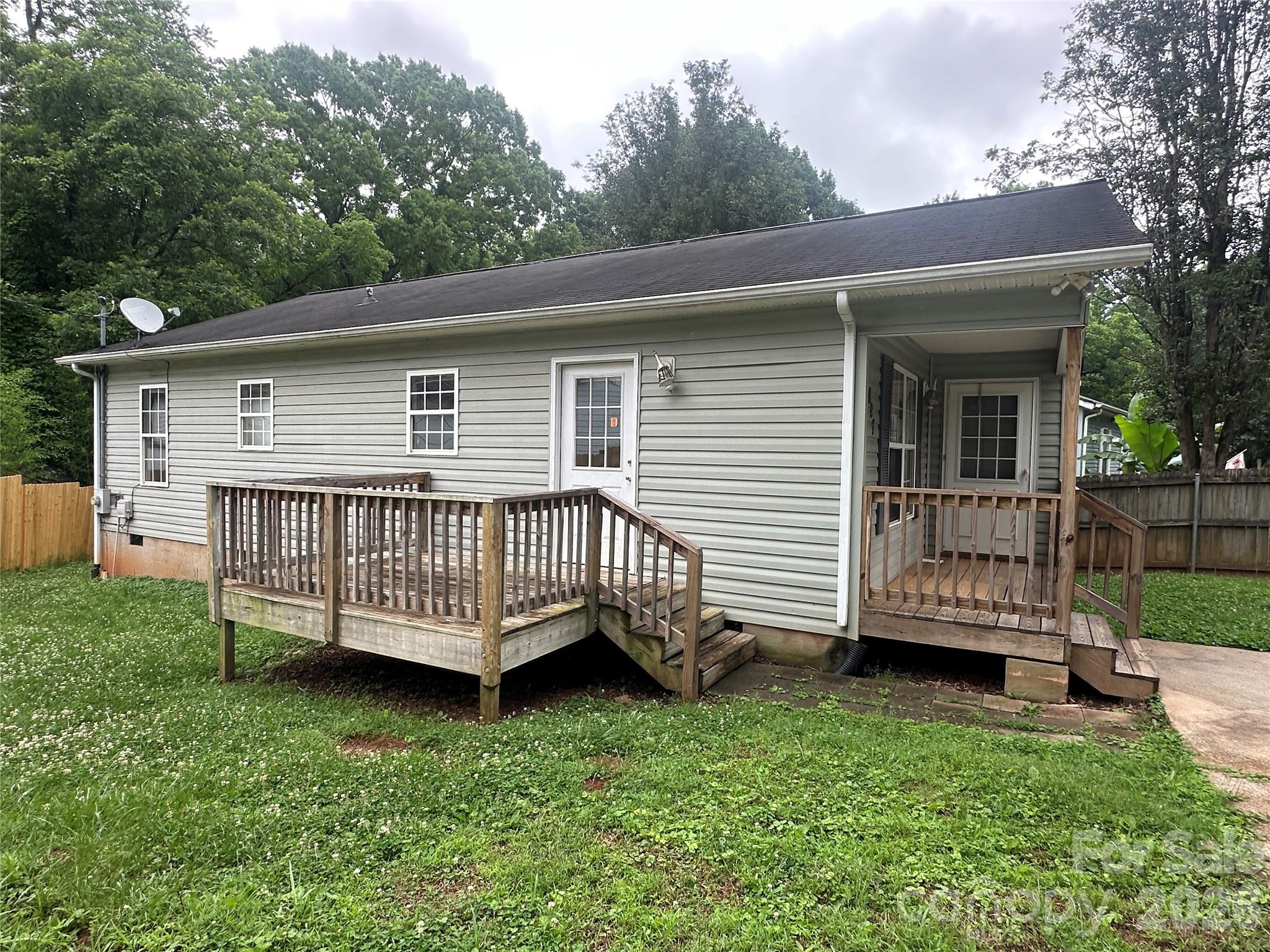 827 E 9th Street — Newton