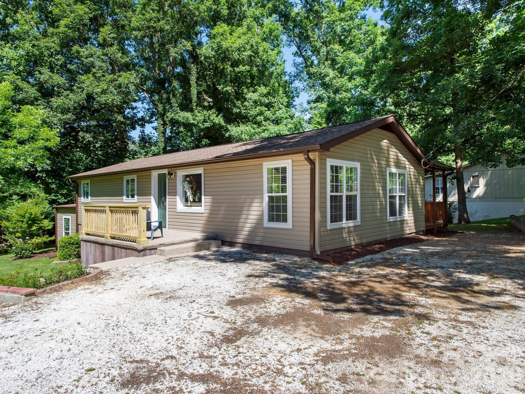 425 Lyndhurst Drive — Hendersonville