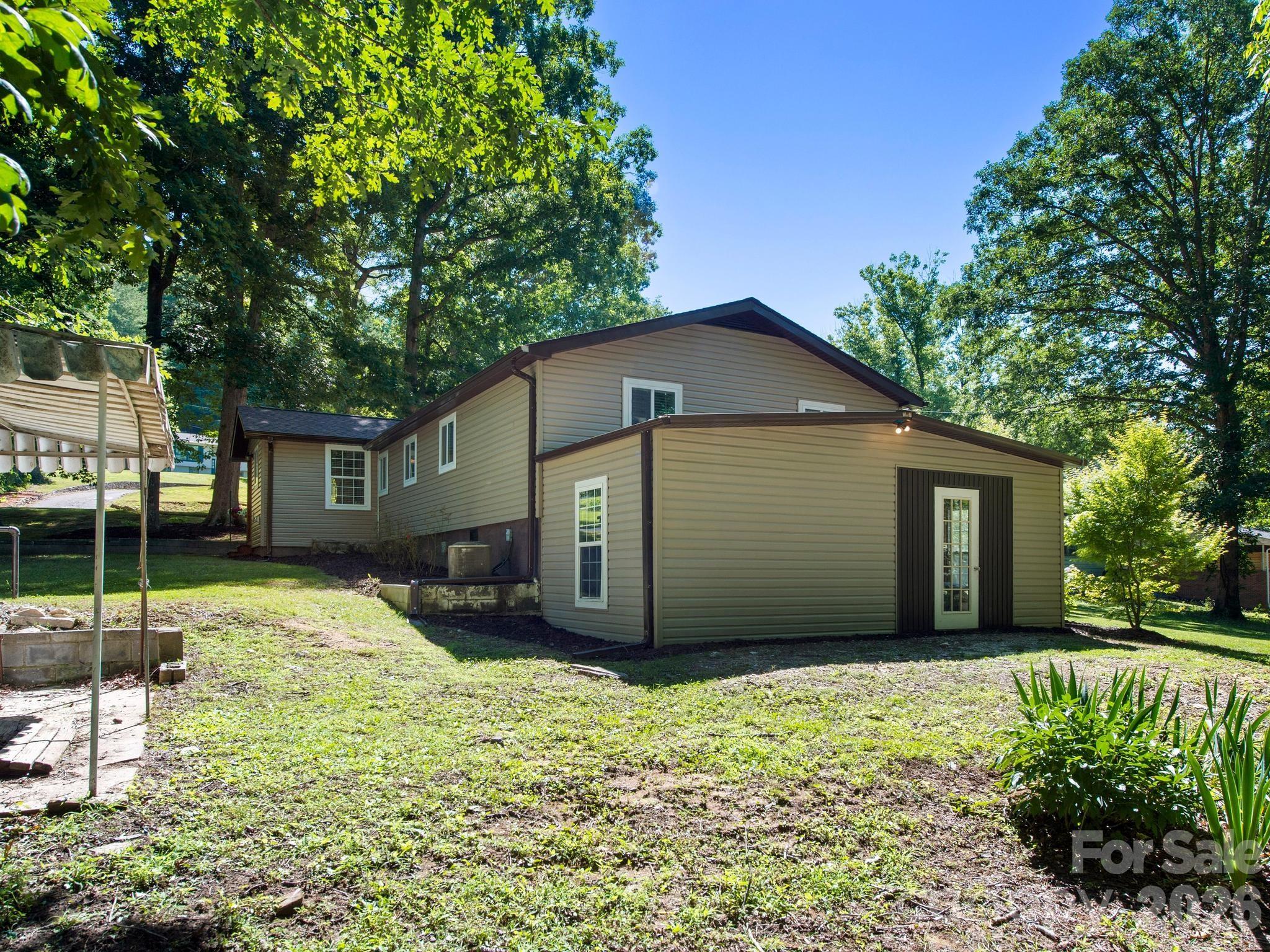 425 Lyndhurst Drive — Hendersonville