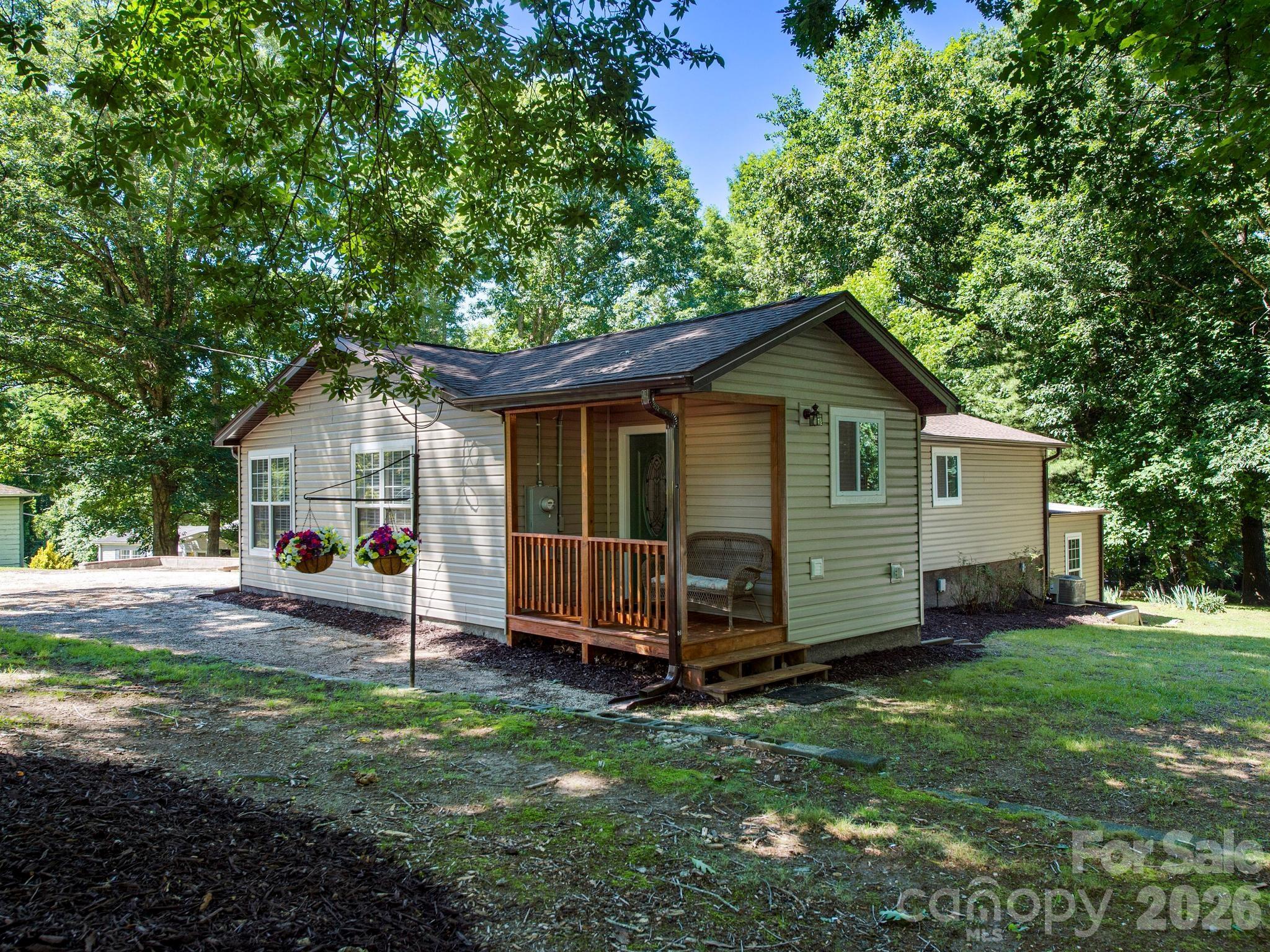 425 Lyndhurst Drive — Hendersonville