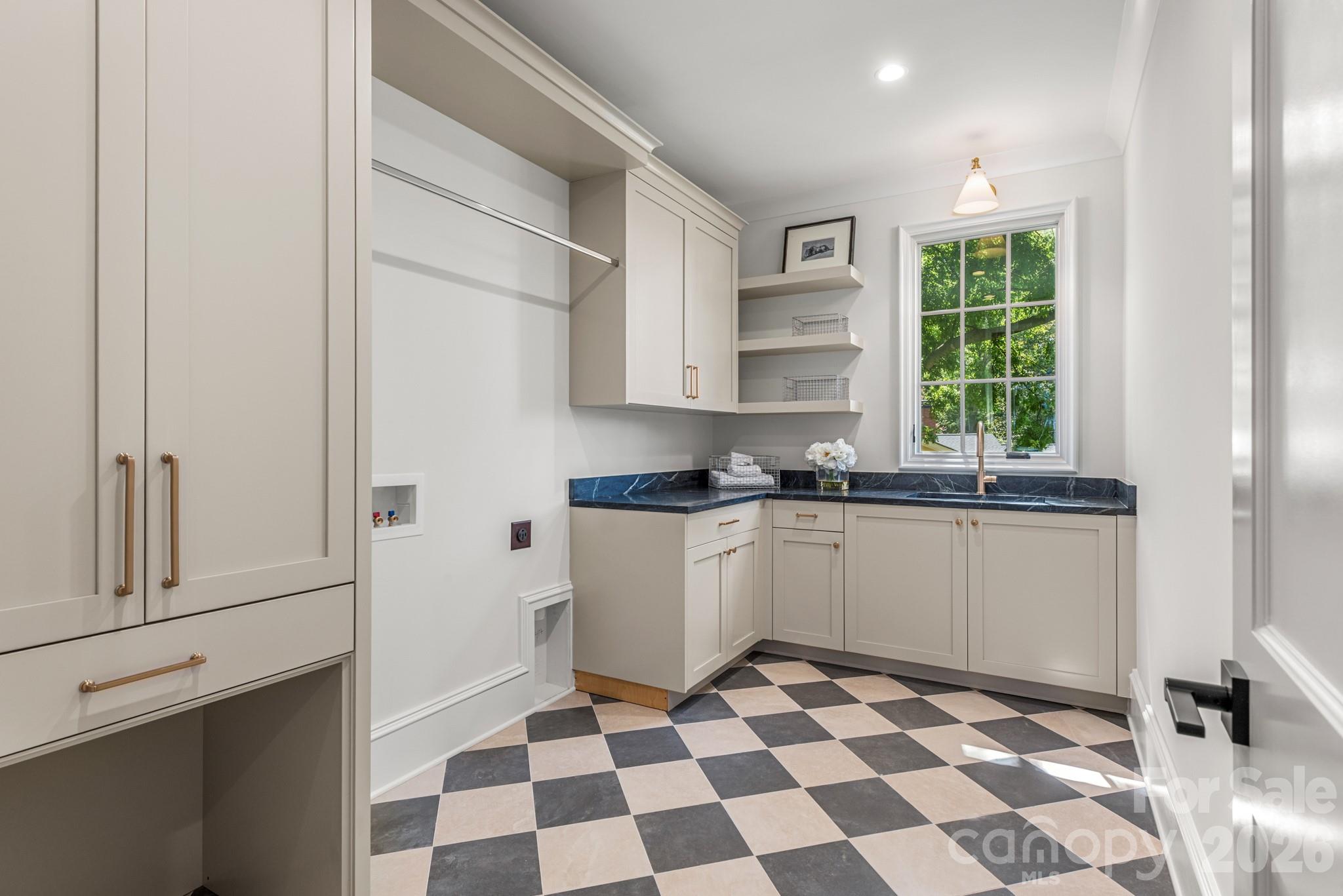 5555 Lansing Drive — Charlotte