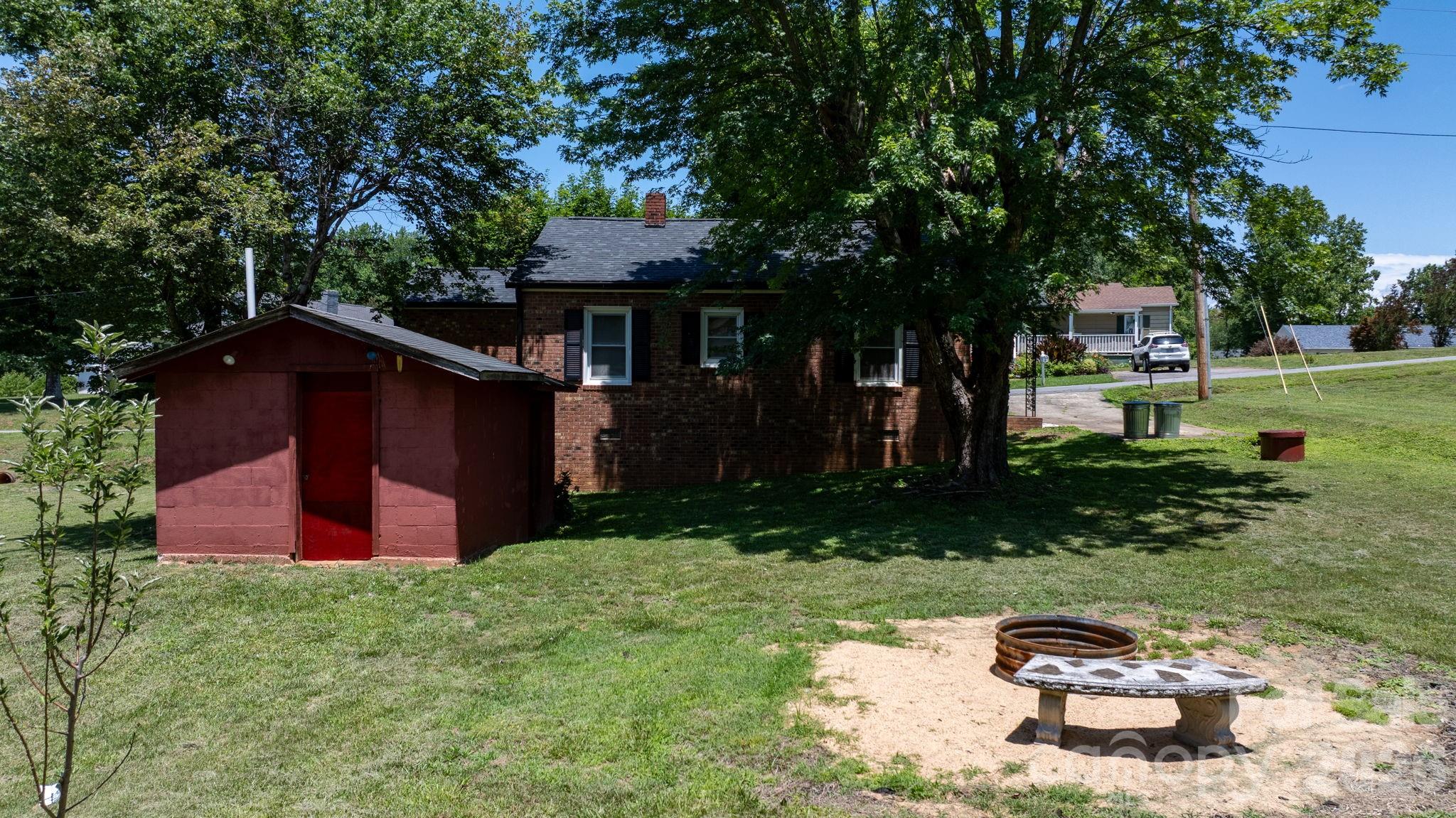 111 Cross Memorial Avenue — Morganton