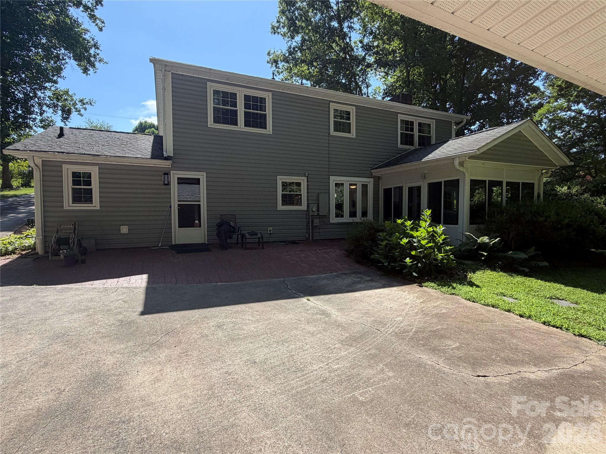 3755 21st Street NE — Hickory