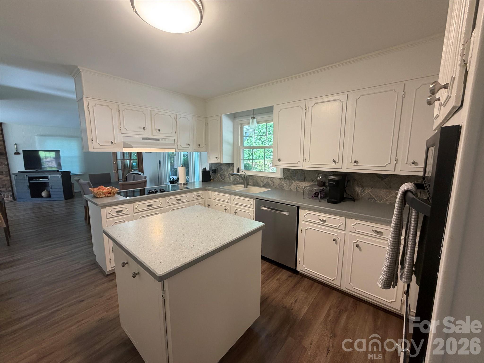 3755 21st Street NE — Hickory