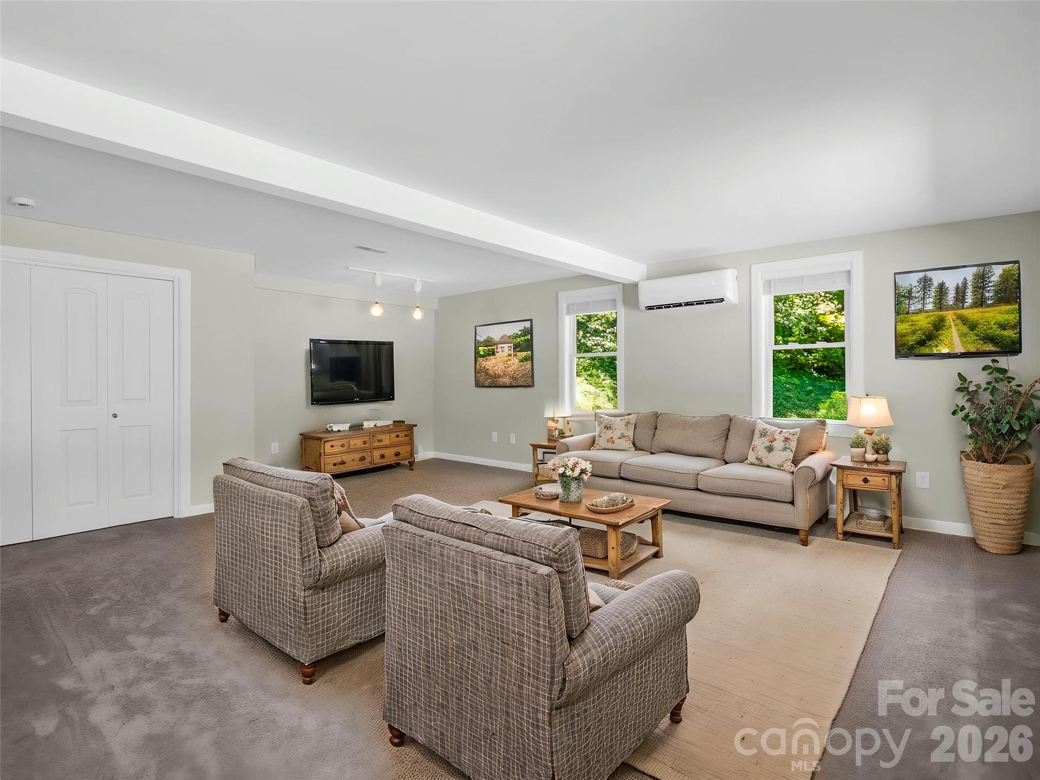102 Little House Road — Tryon