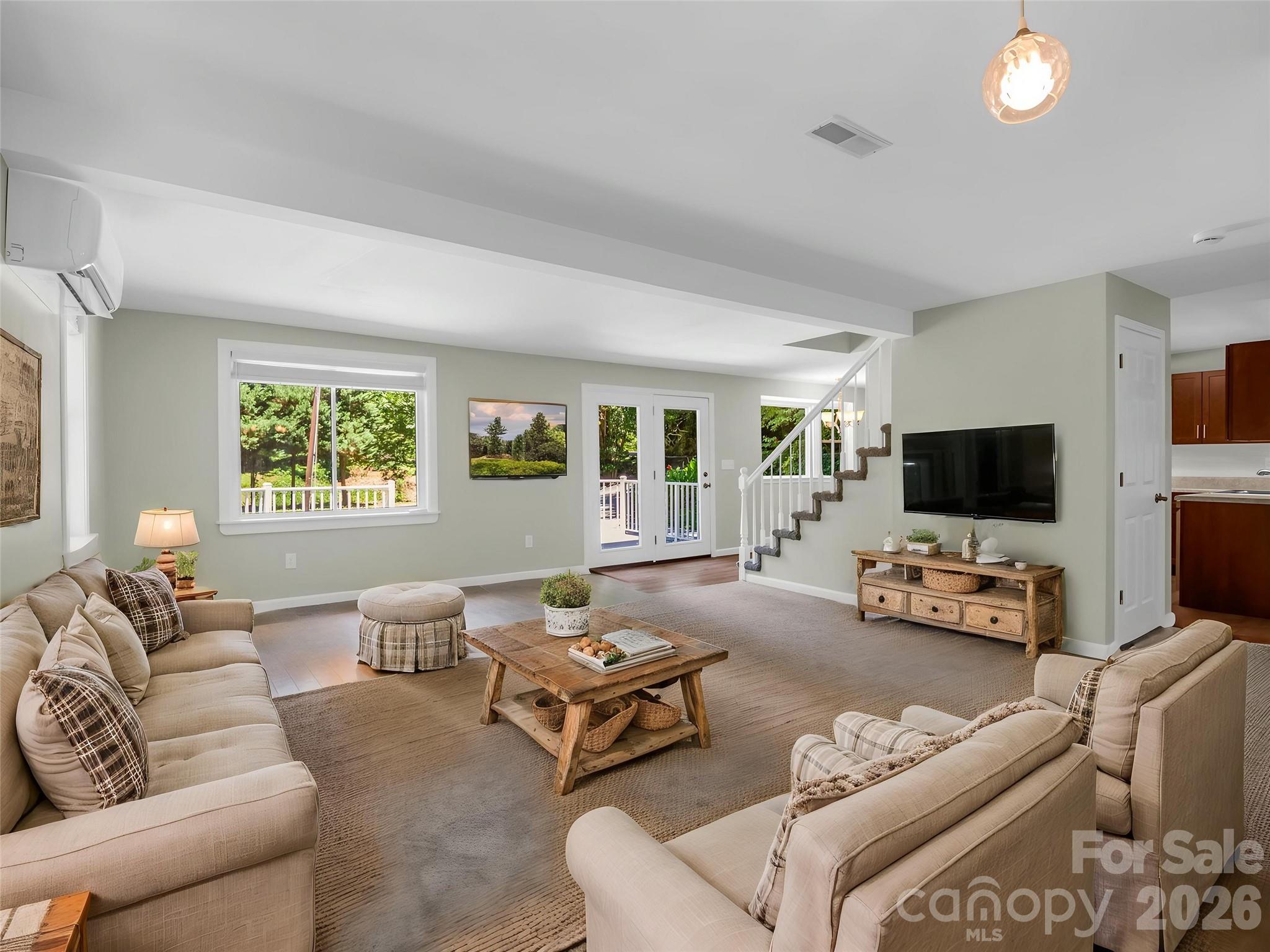102 Little House Road — Tryon