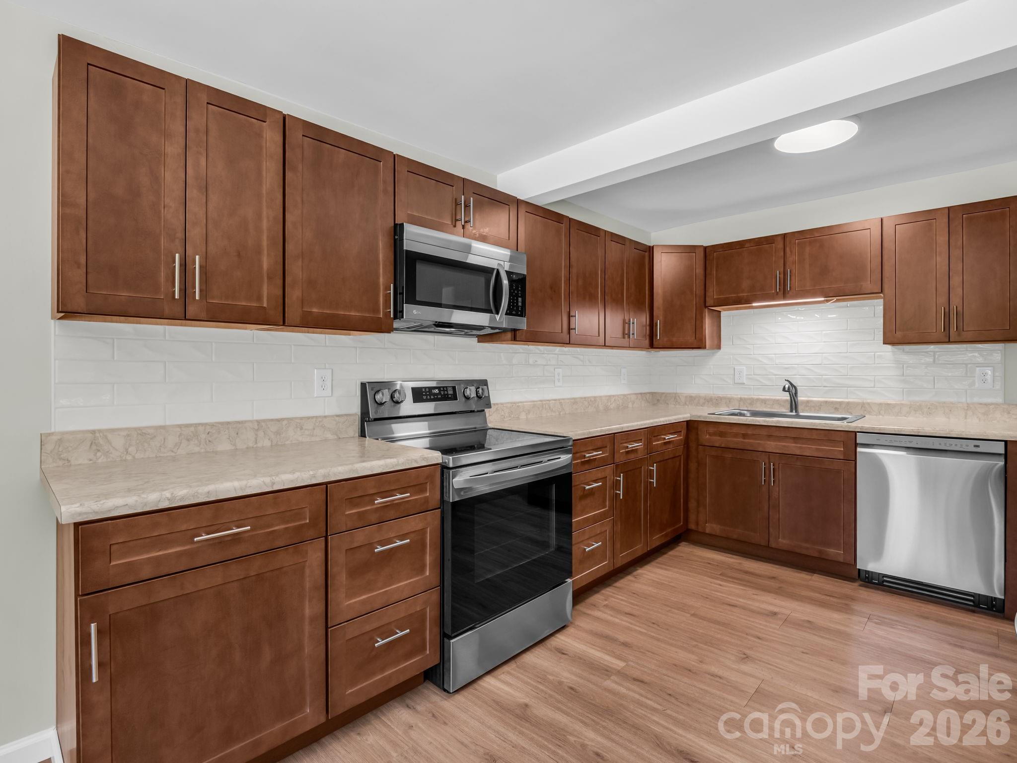 102 Little House Road — Tryon