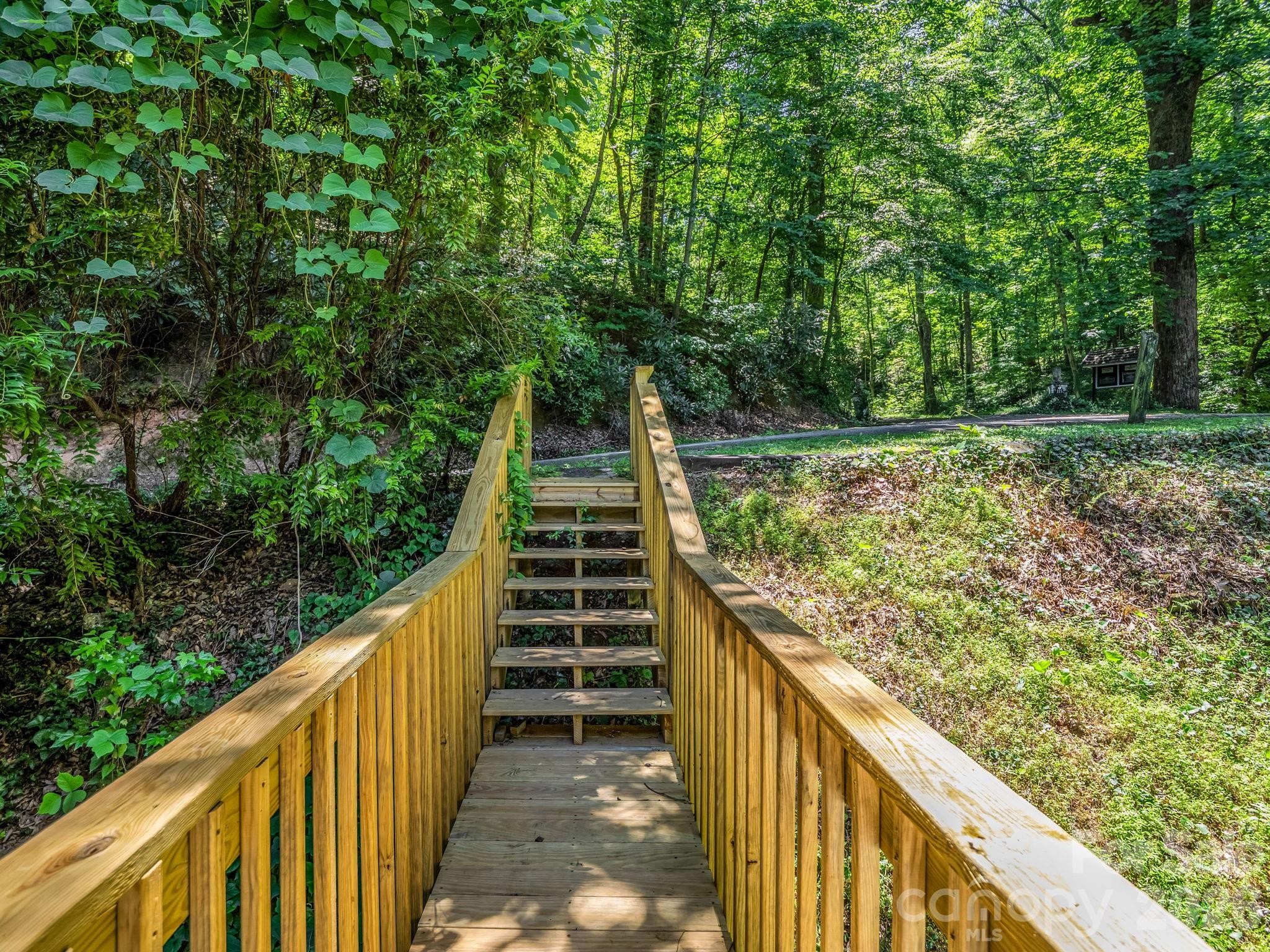 102 Little House Road — Tryon