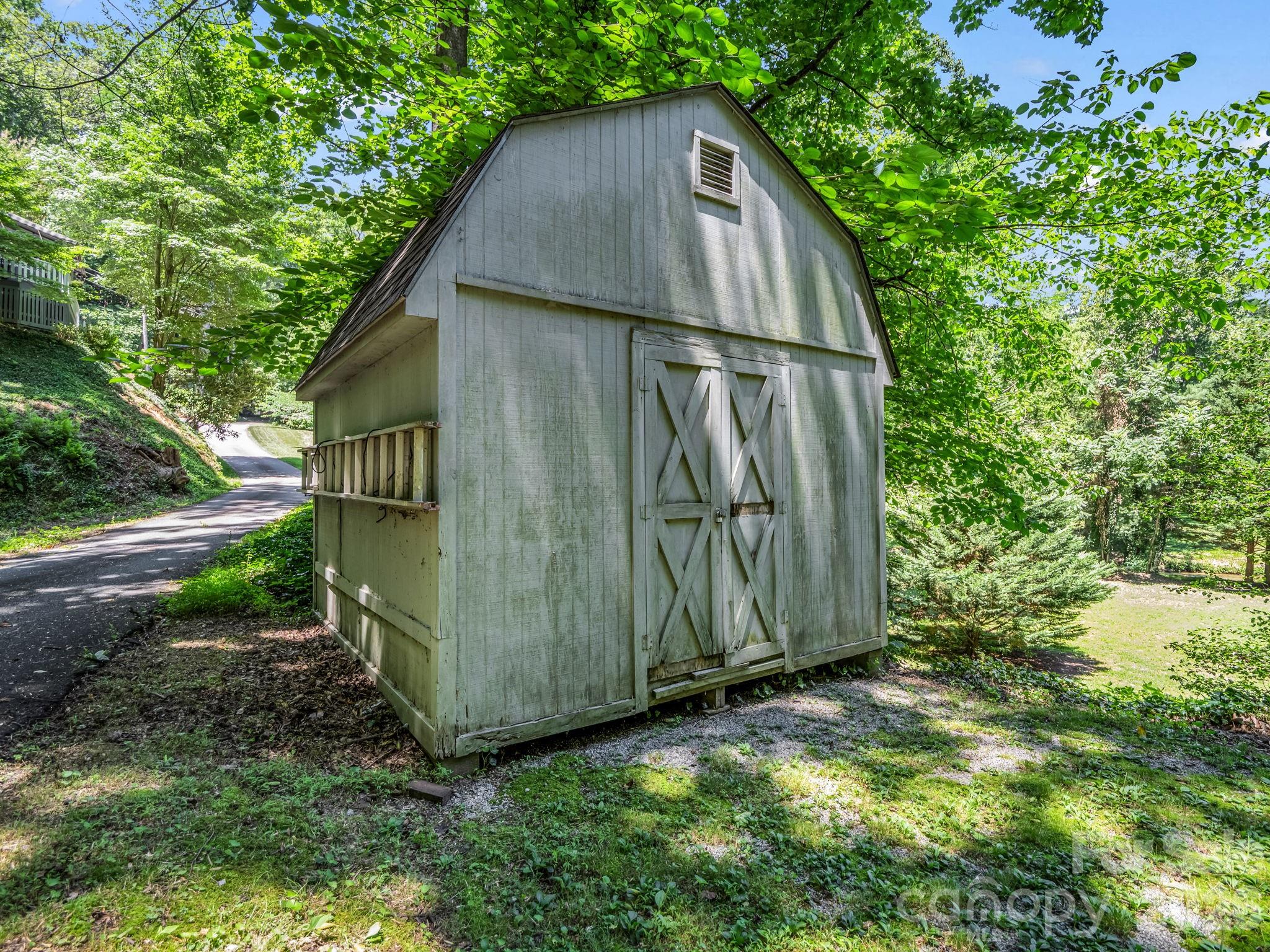 102 Little House Road — Tryon