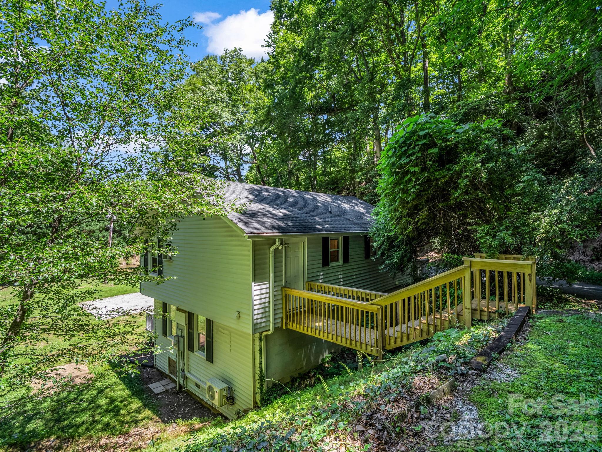 102 Little House Road — Tryon