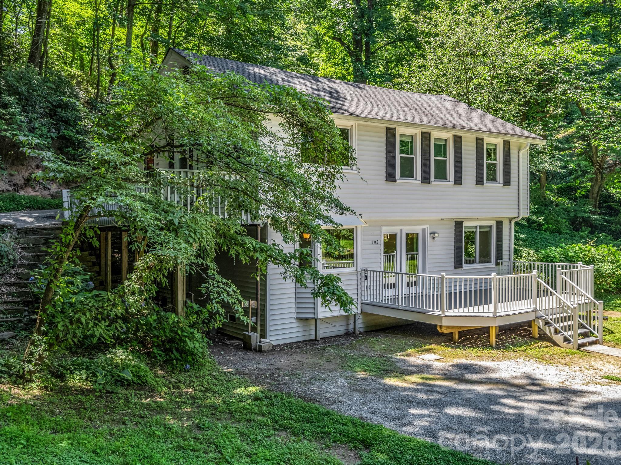 102 Little House Road — Tryon