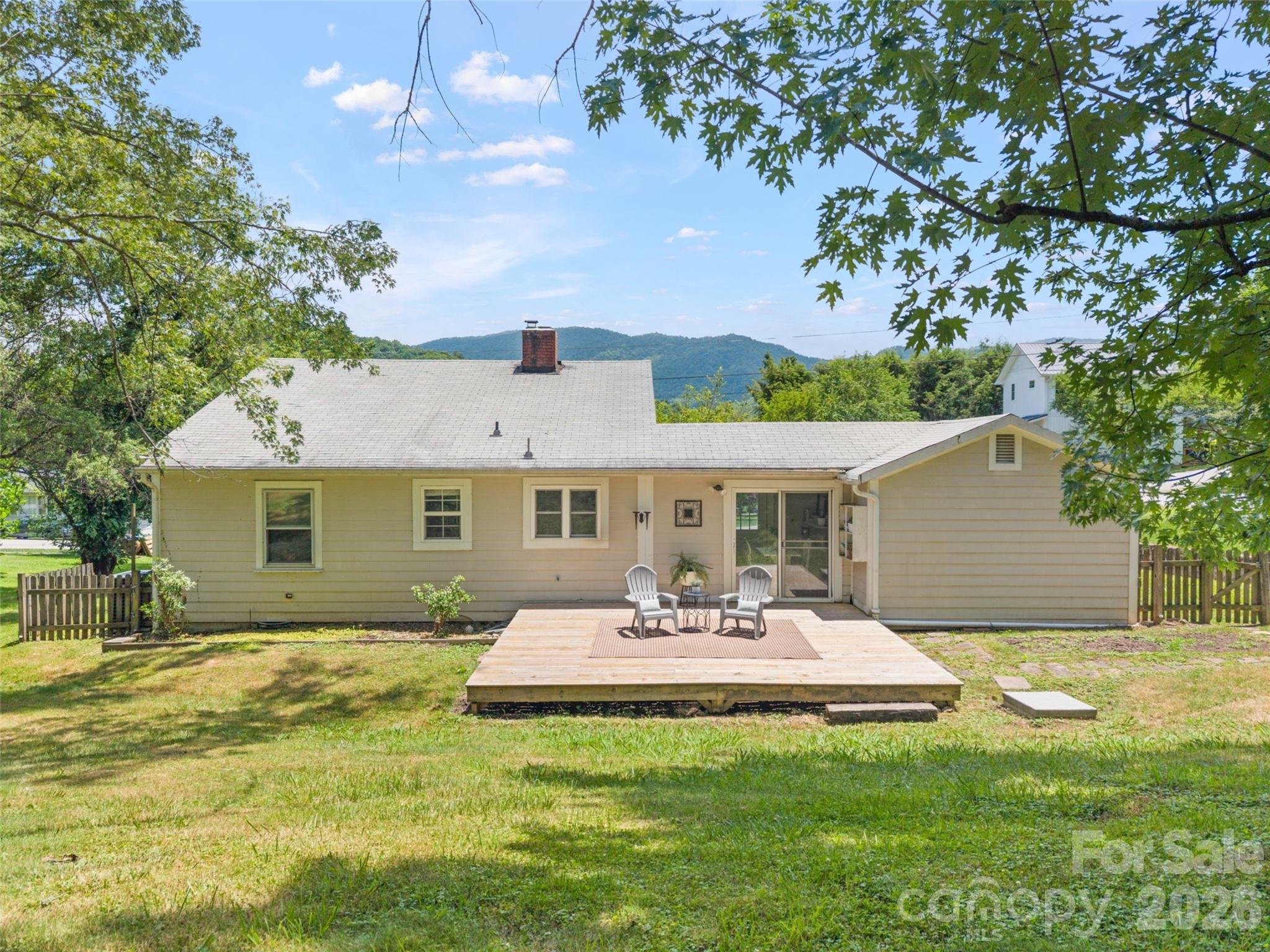 25 Nesbitt Street — Waynesville