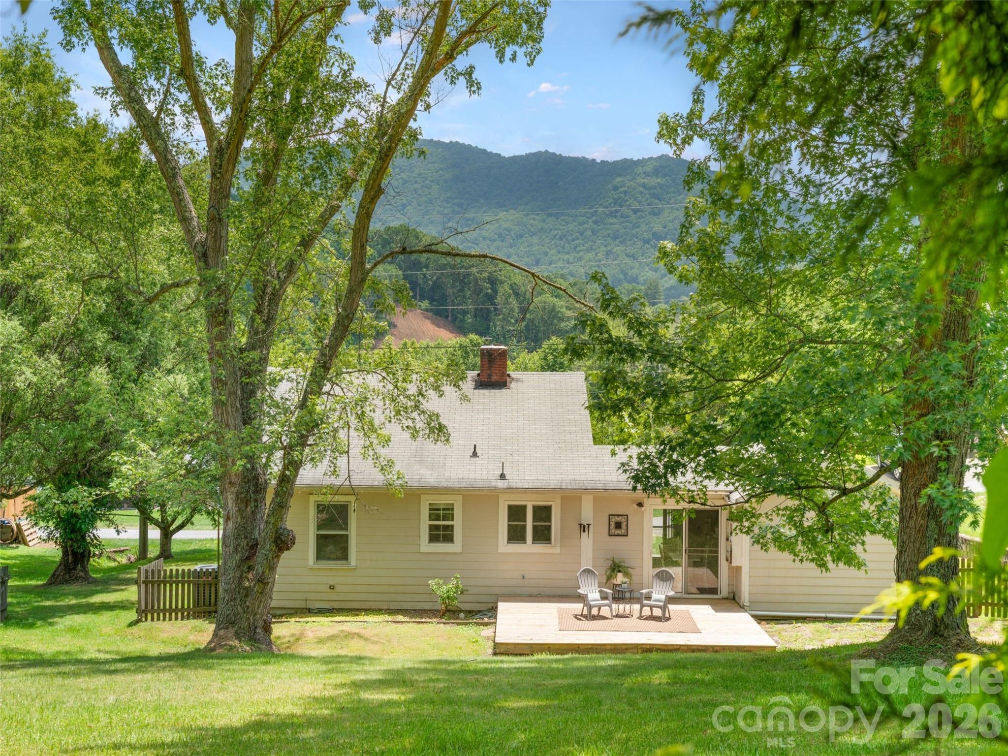 25 Nesbitt Street — Waynesville