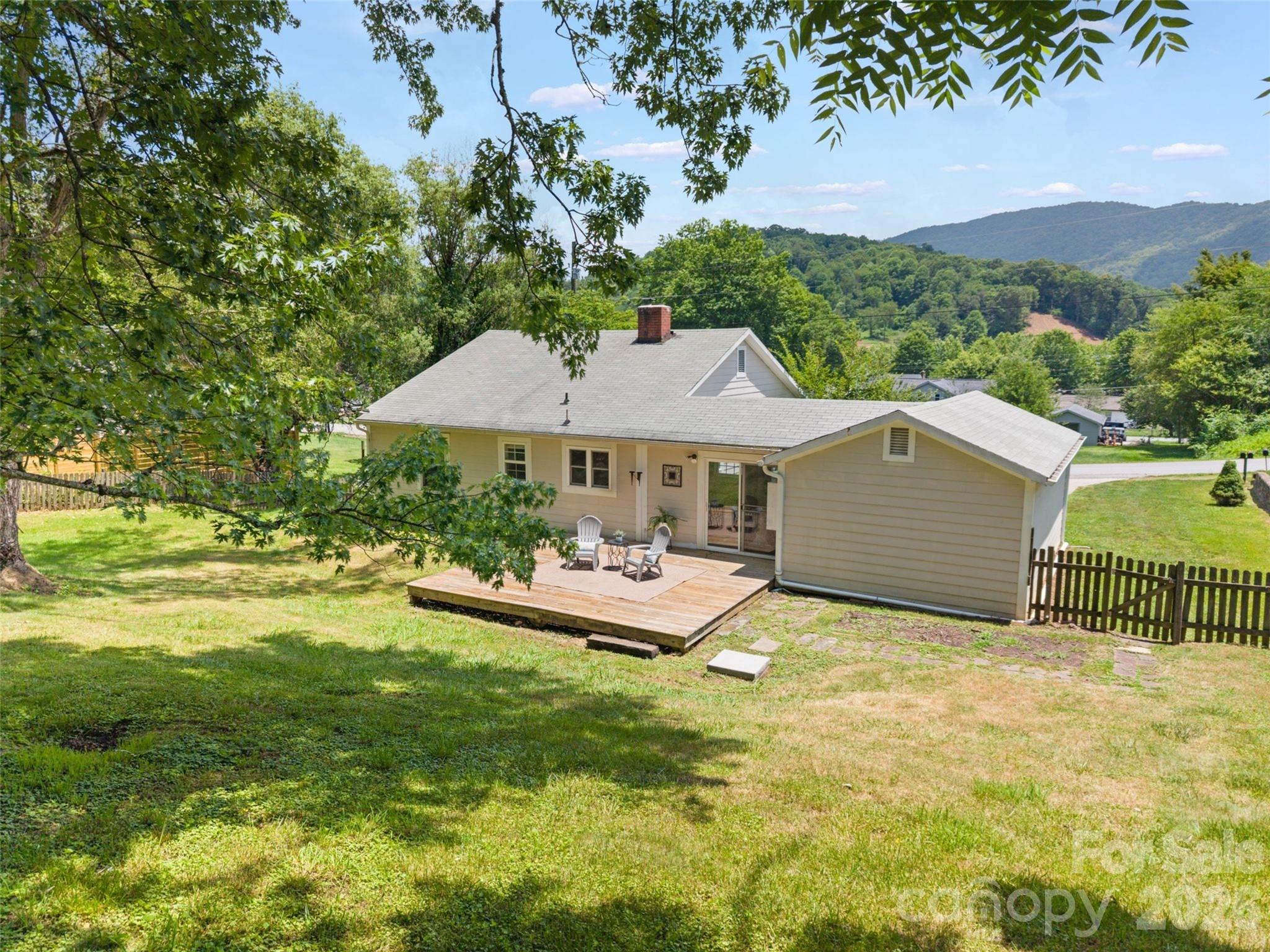 25 Nesbitt Street — Waynesville