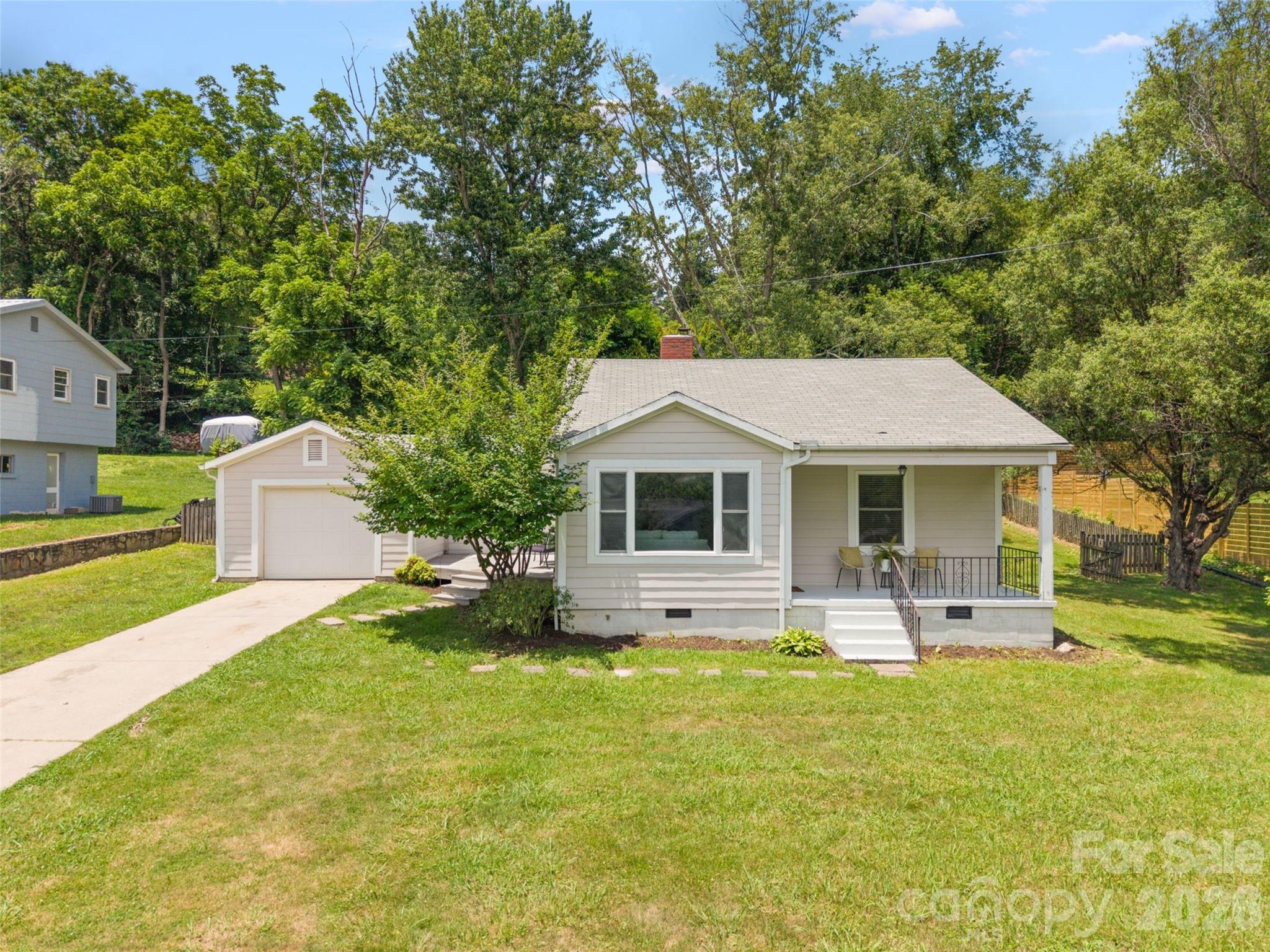 25 Nesbitt Street — Waynesville
