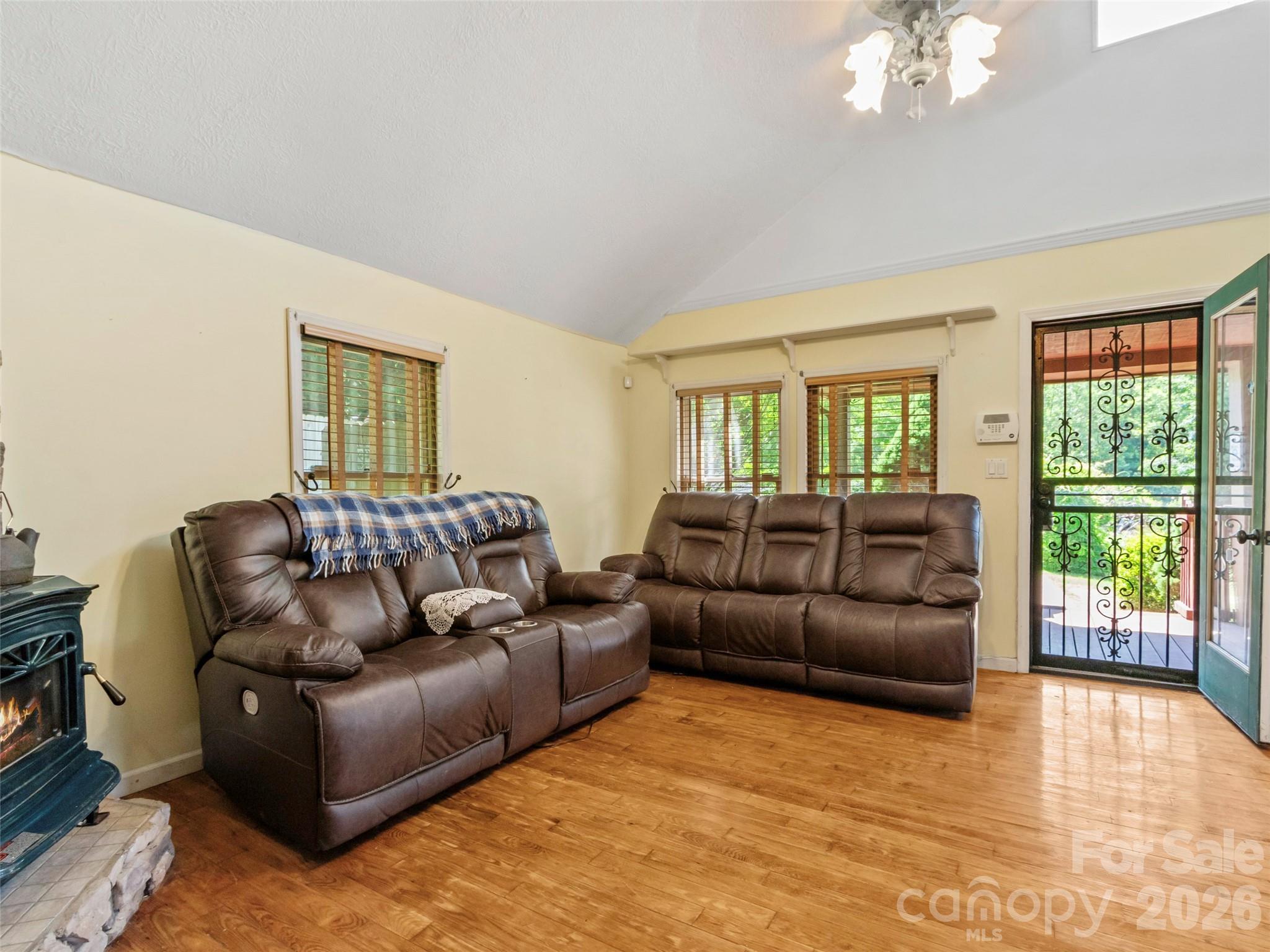 30 Clover Lane — Burnsville