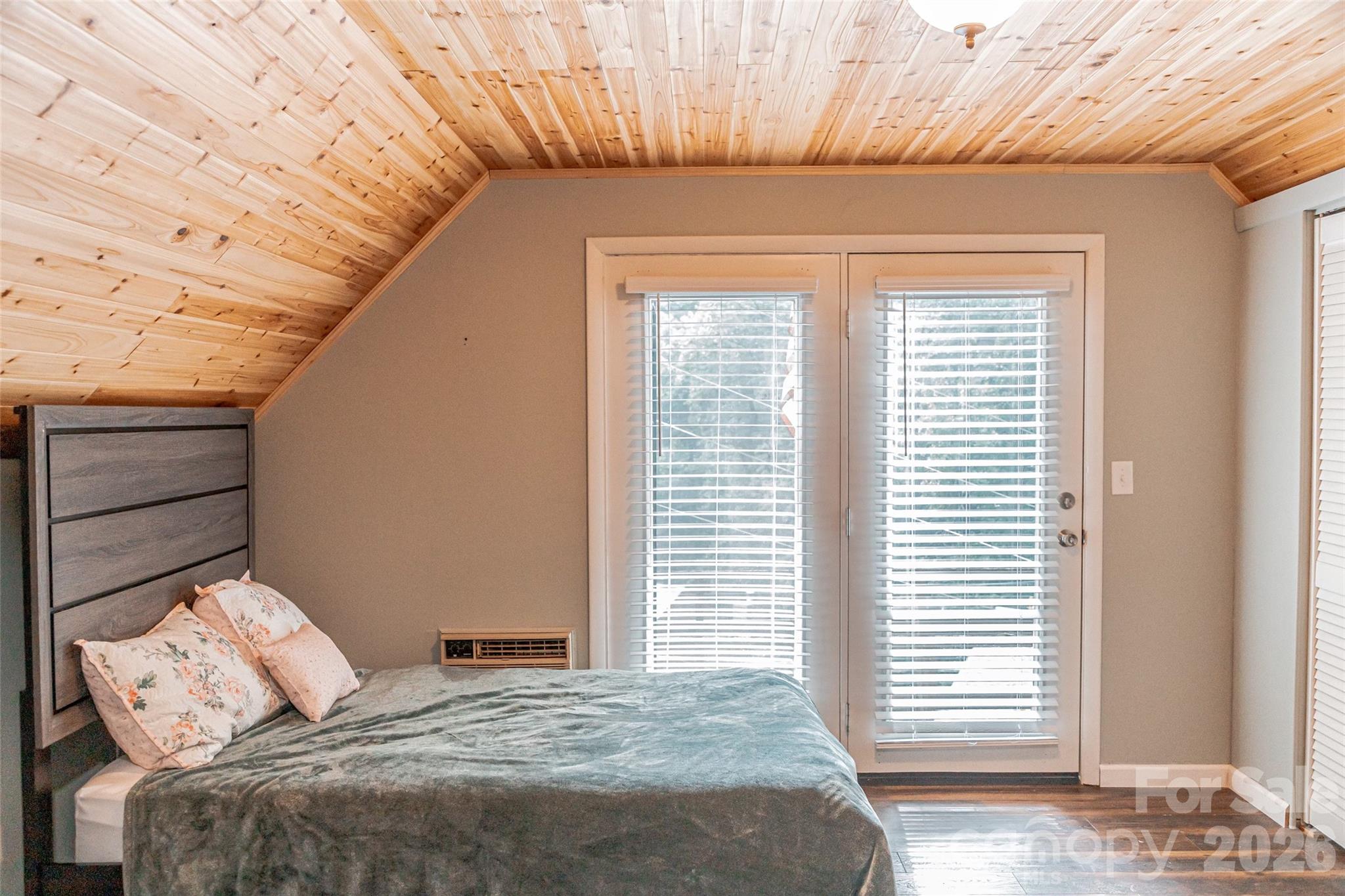 330 Riddle Cove Road — Maggie Valley
