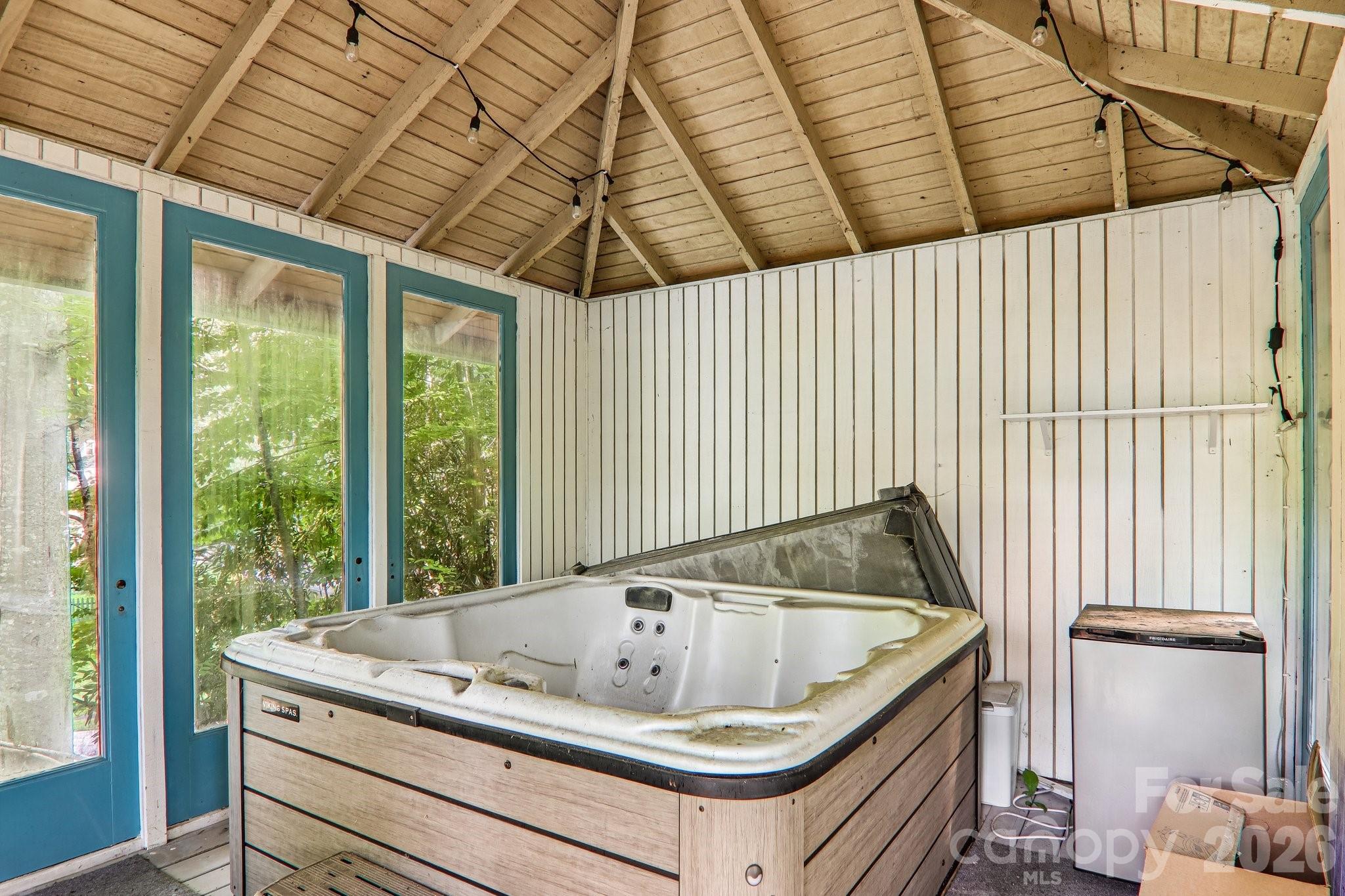 330 Riddle Cove Road — Maggie Valley