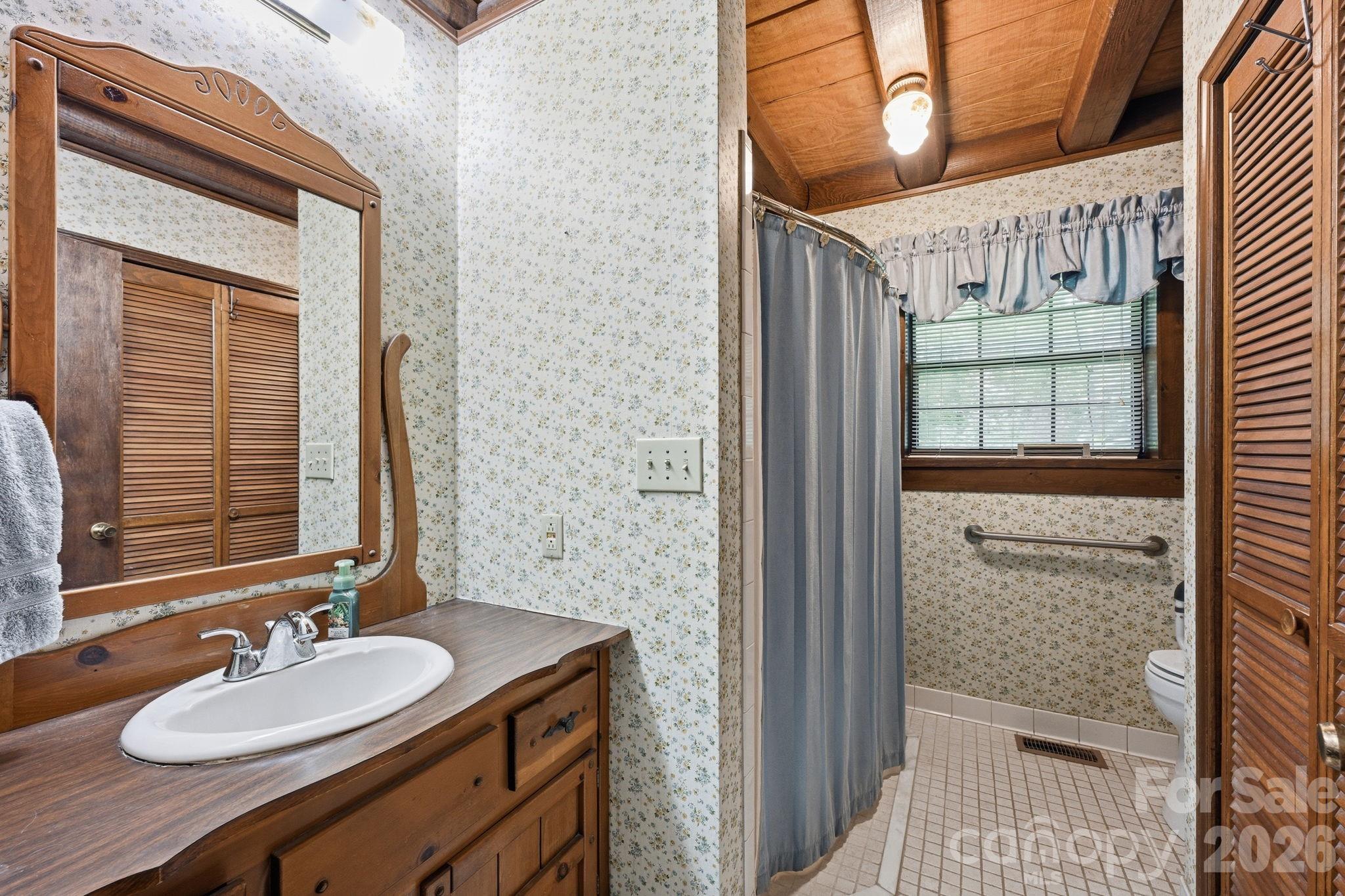 6808 Linda Lake Drive — Charlotte