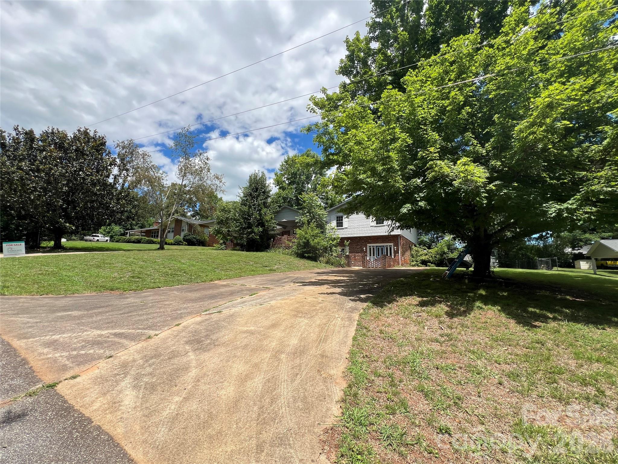139 Vista Drive — Forest City