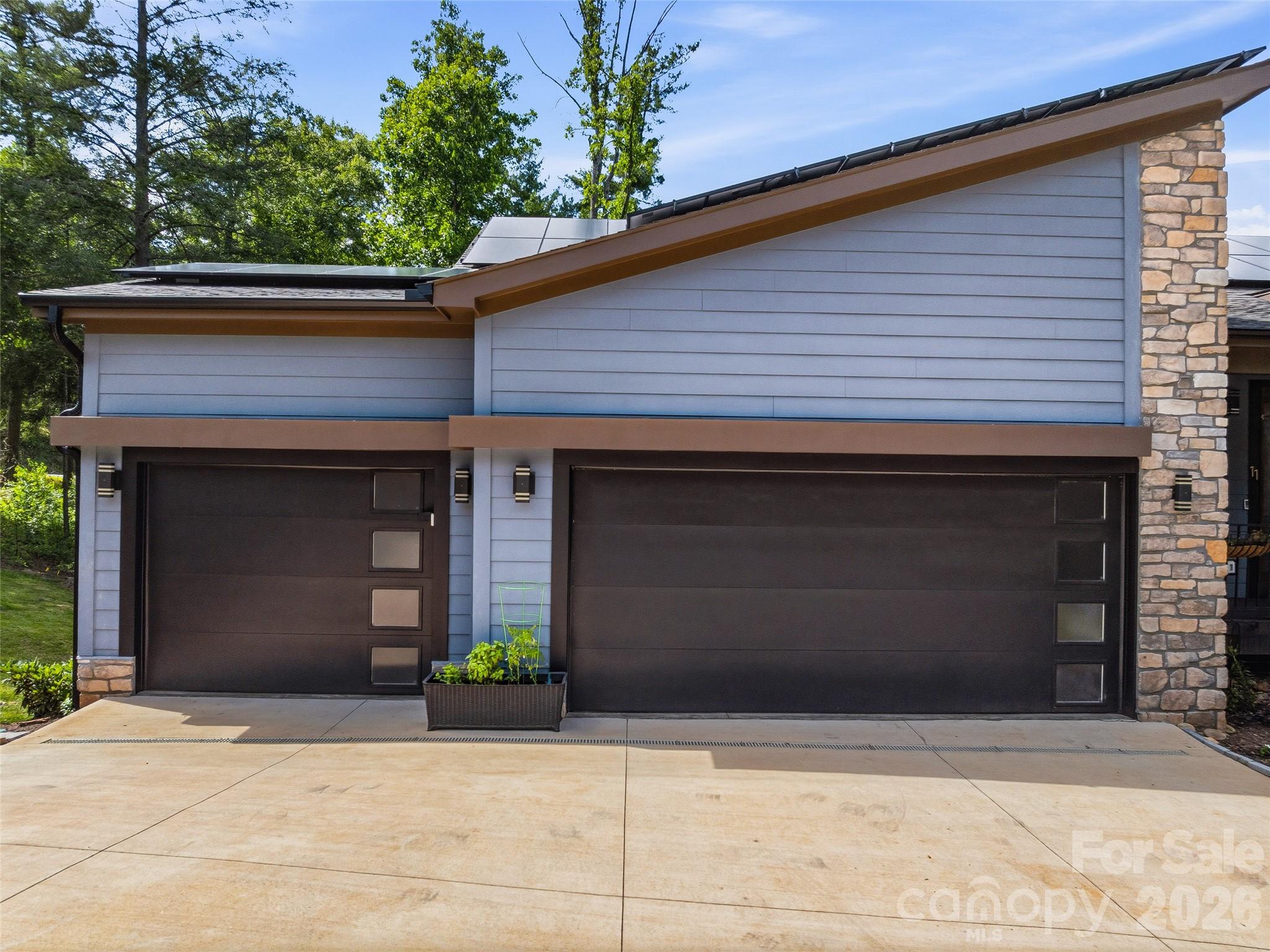 11 Timber Hill Drive — Leicester