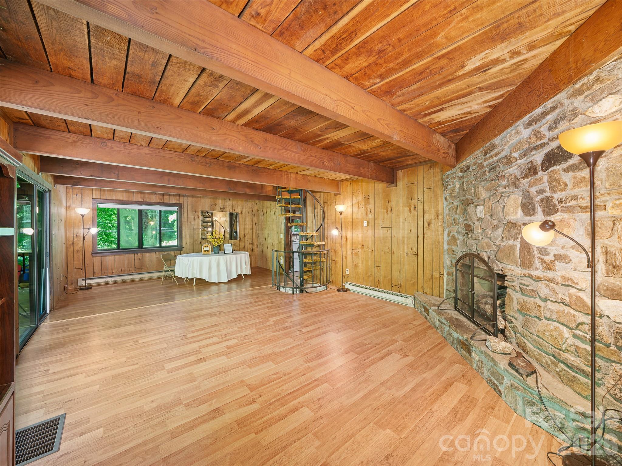 552 N Fork Road — Burnsville
