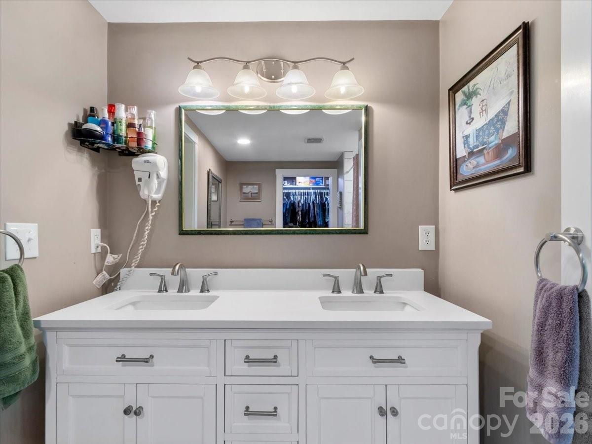 2 Ray Road — Weaverville