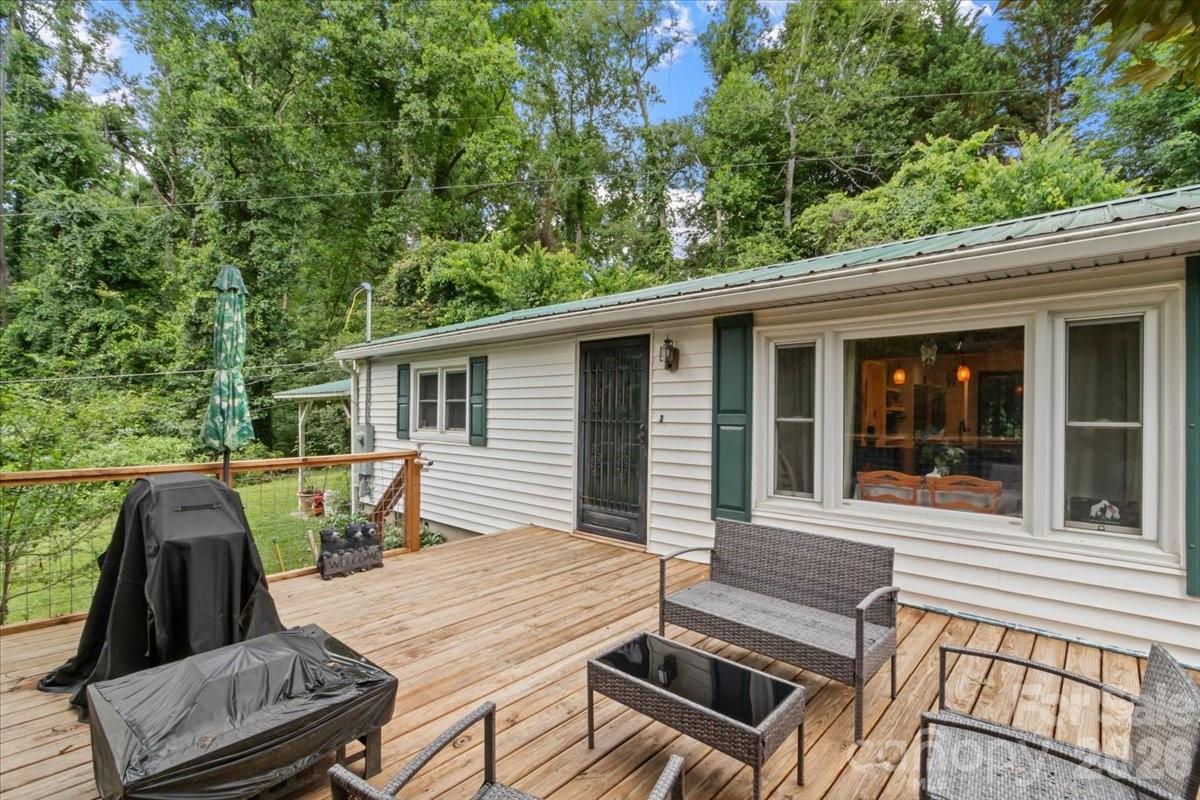 2 Ray Road — Weaverville