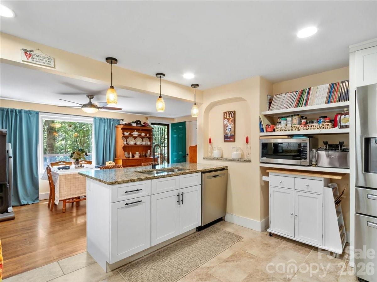2 Ray Road — Weaverville