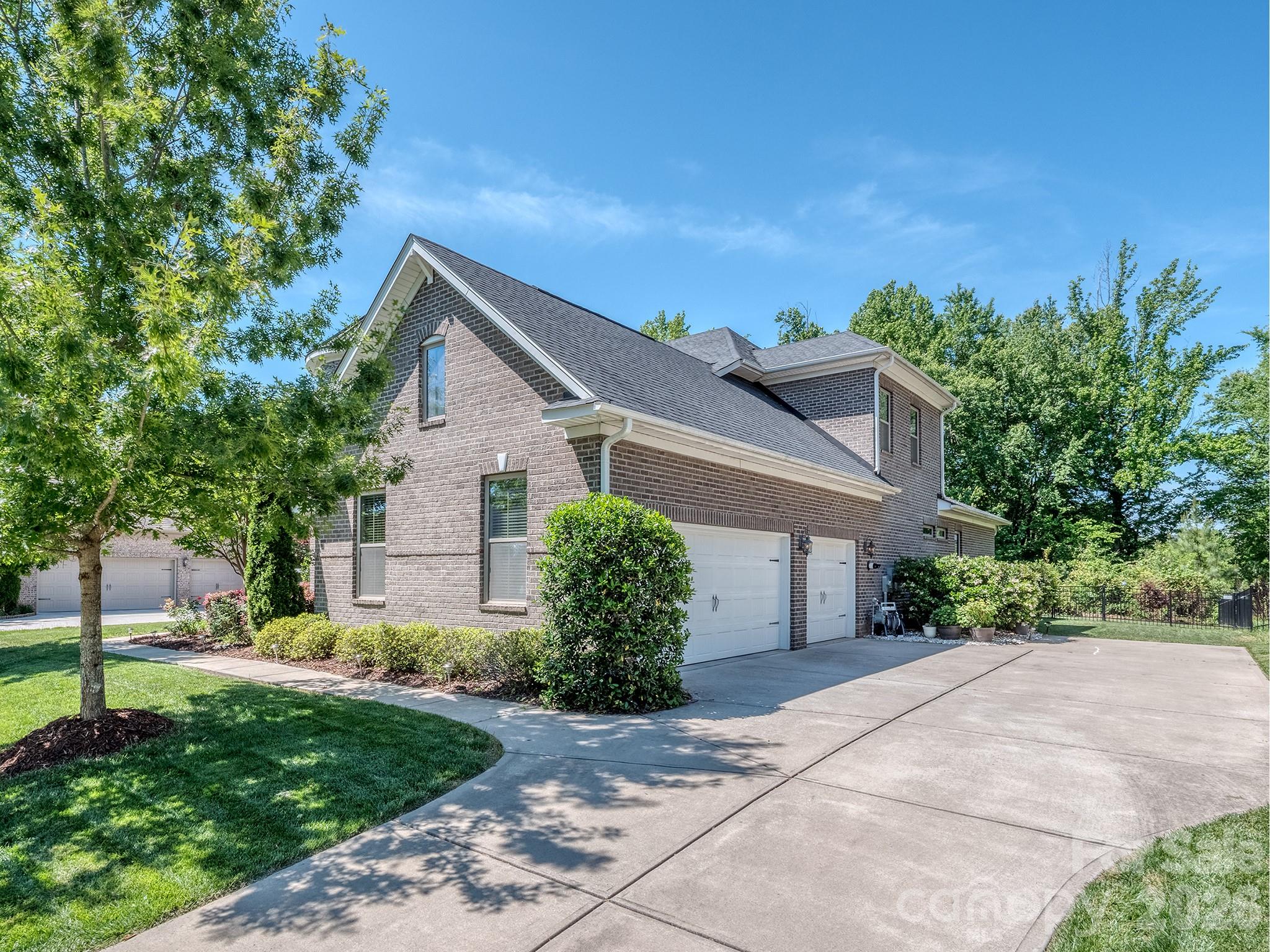 121 Enclave Boulevard — Matthews