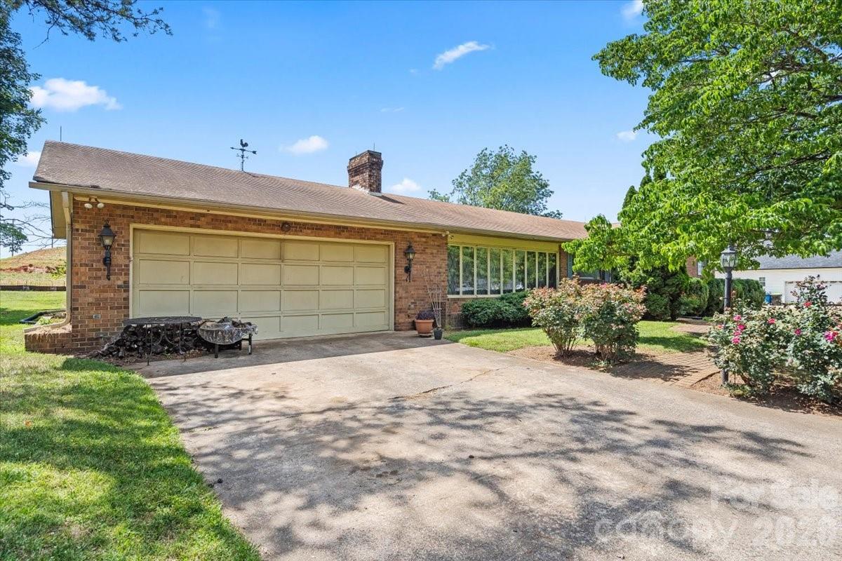 521 W Stokes Street — China Grove