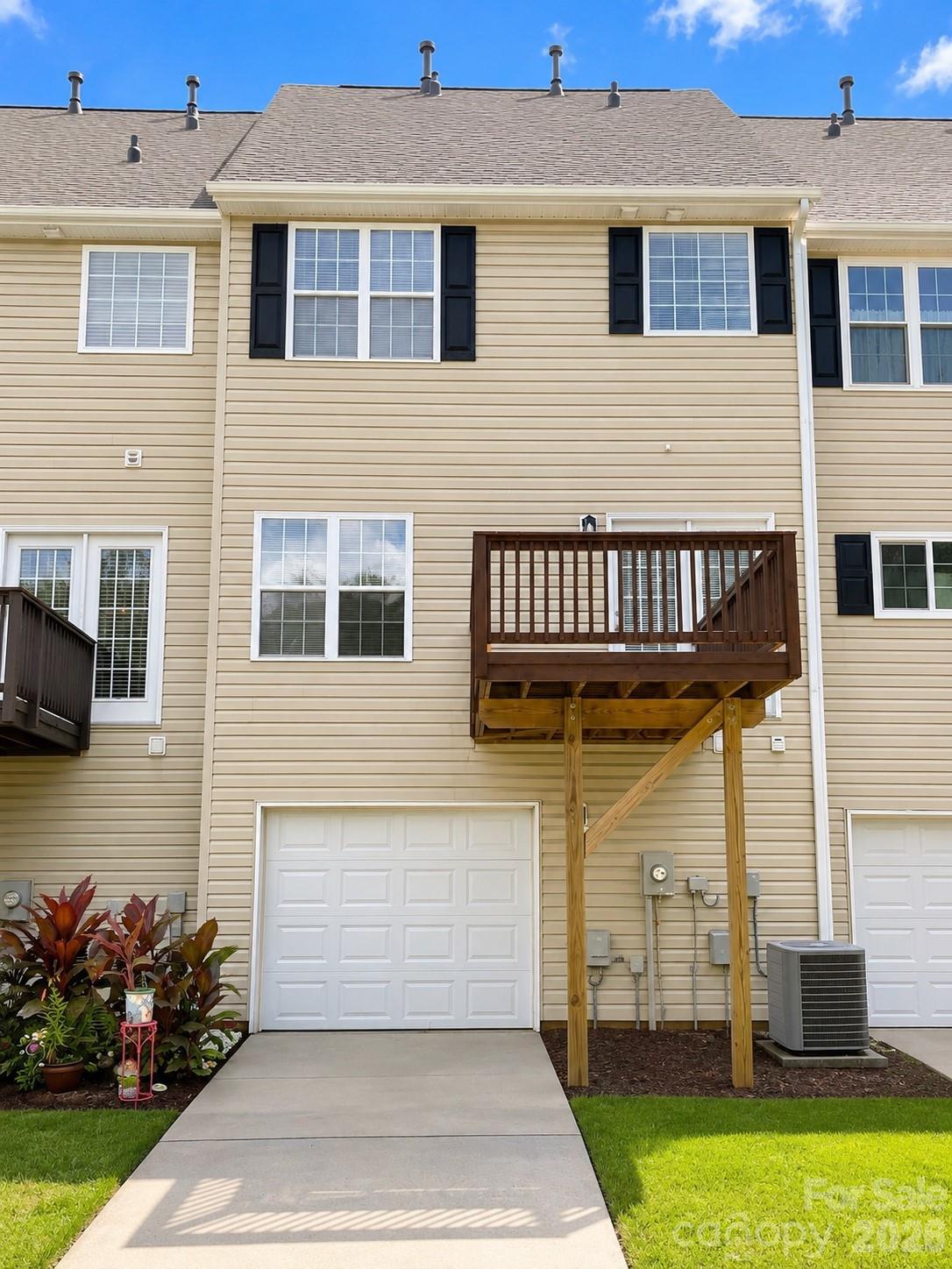 9815 Treeside Lane — Matthews