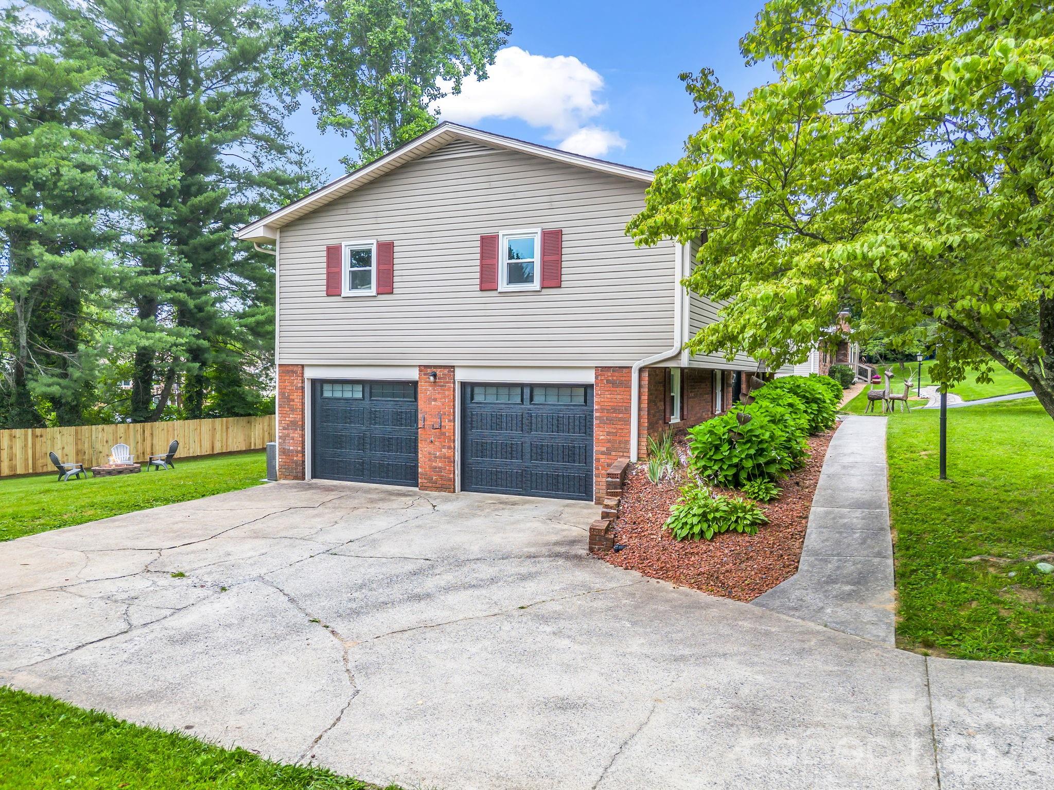 59 Underhill Road — Hendersonville