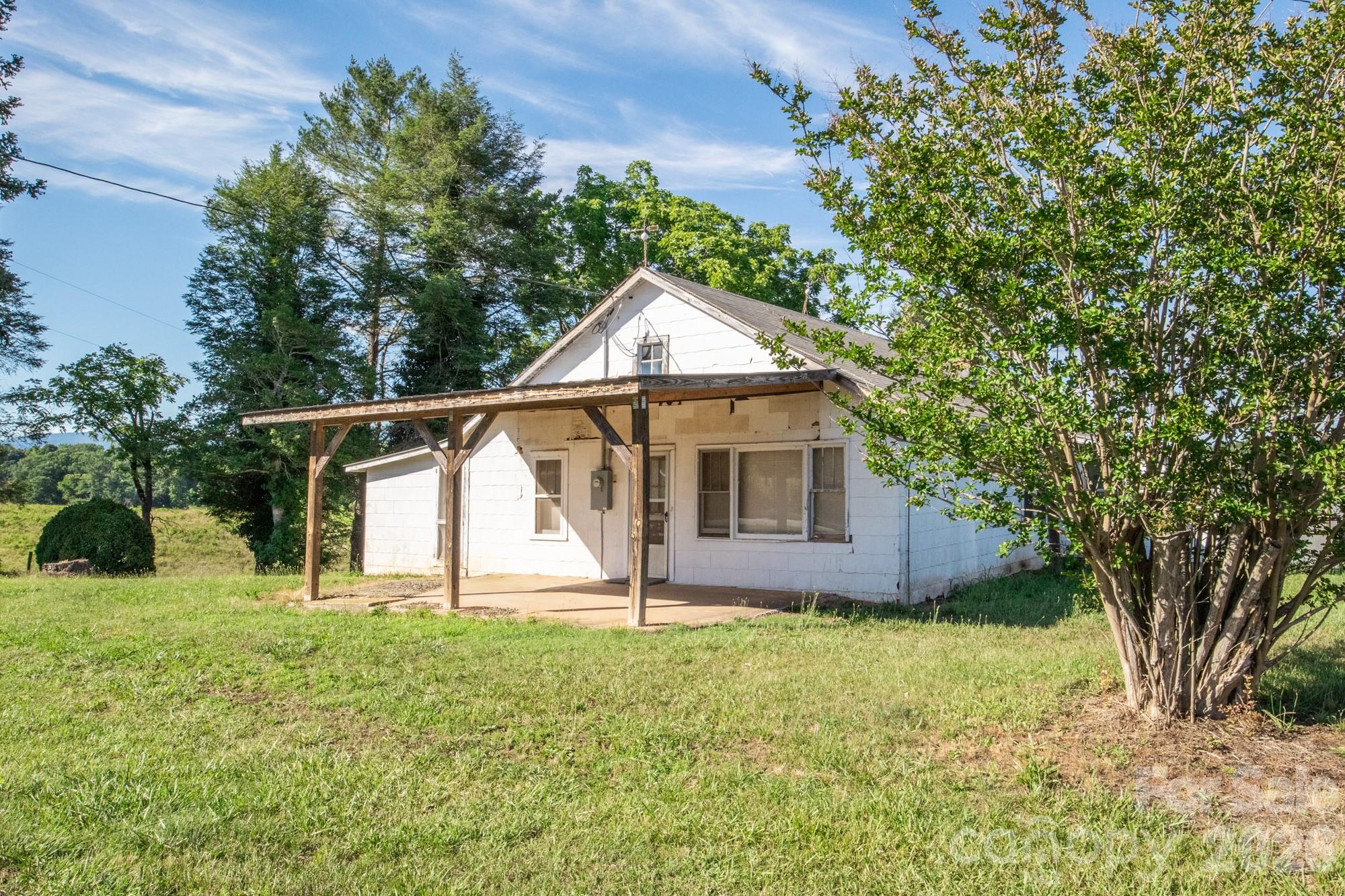 1779 Round Hill Church Road — Traphill