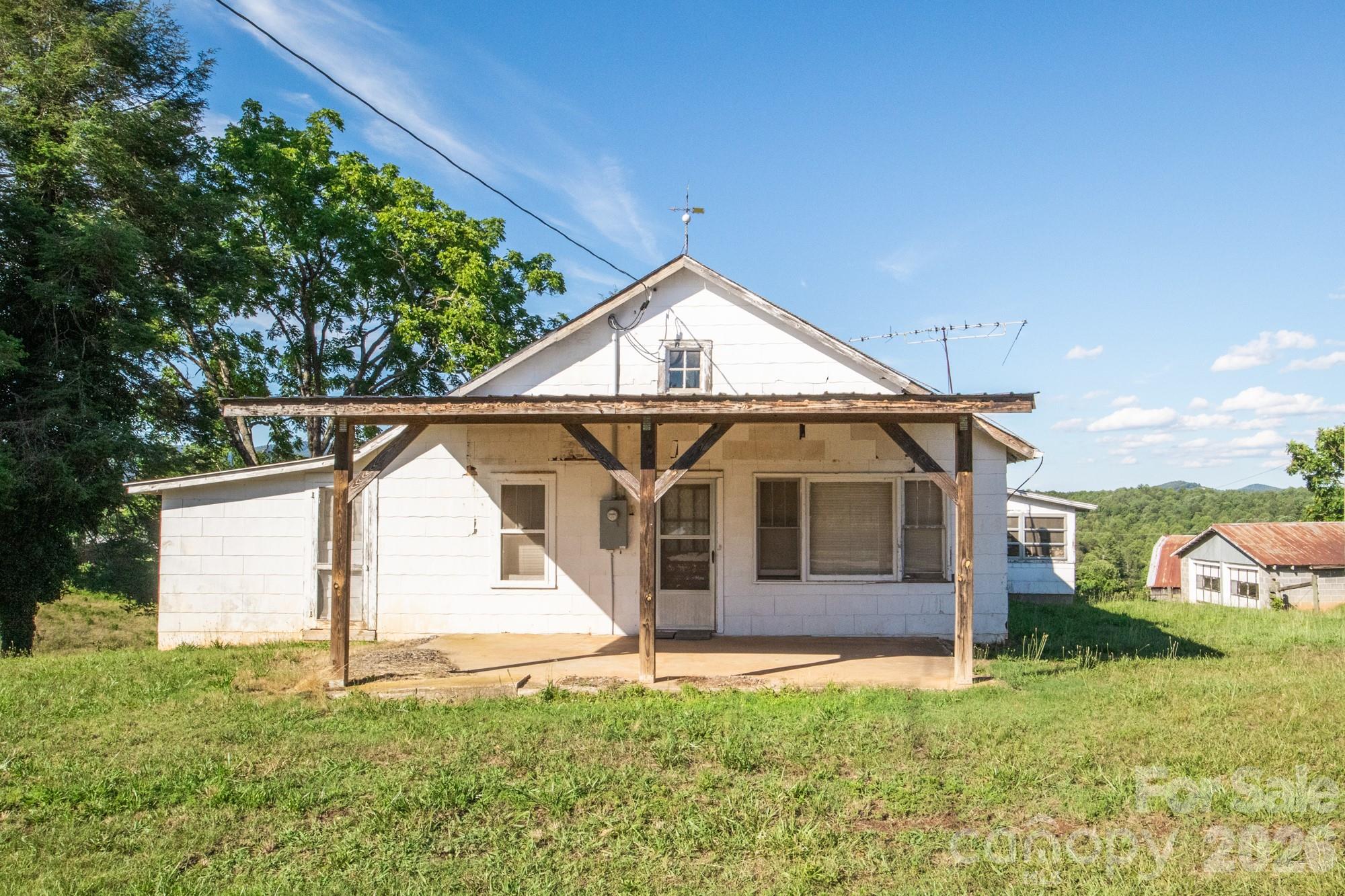 1779 Round Hill Church Road — Traphill