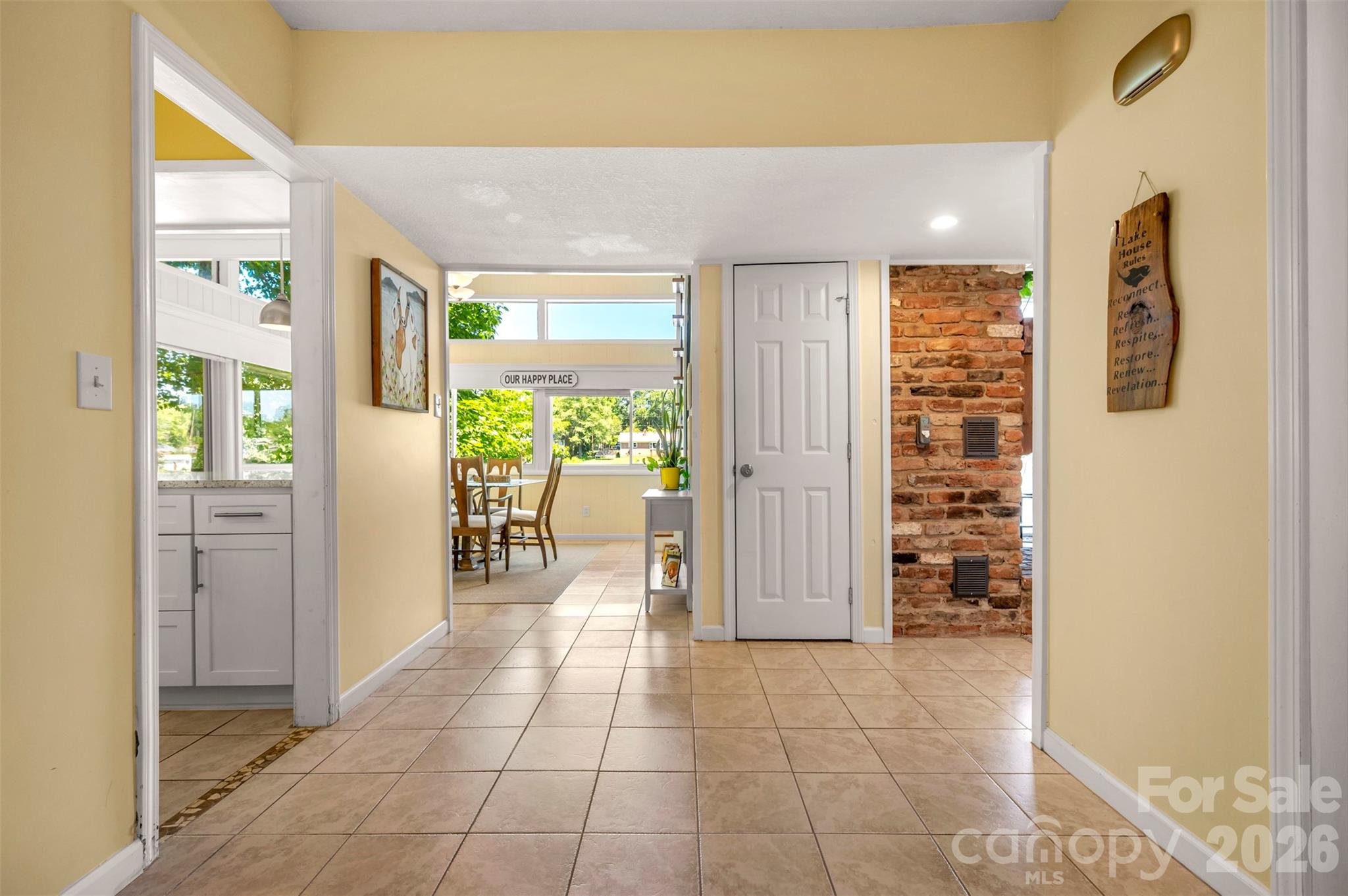 377 Kingswood Drive — Forest City