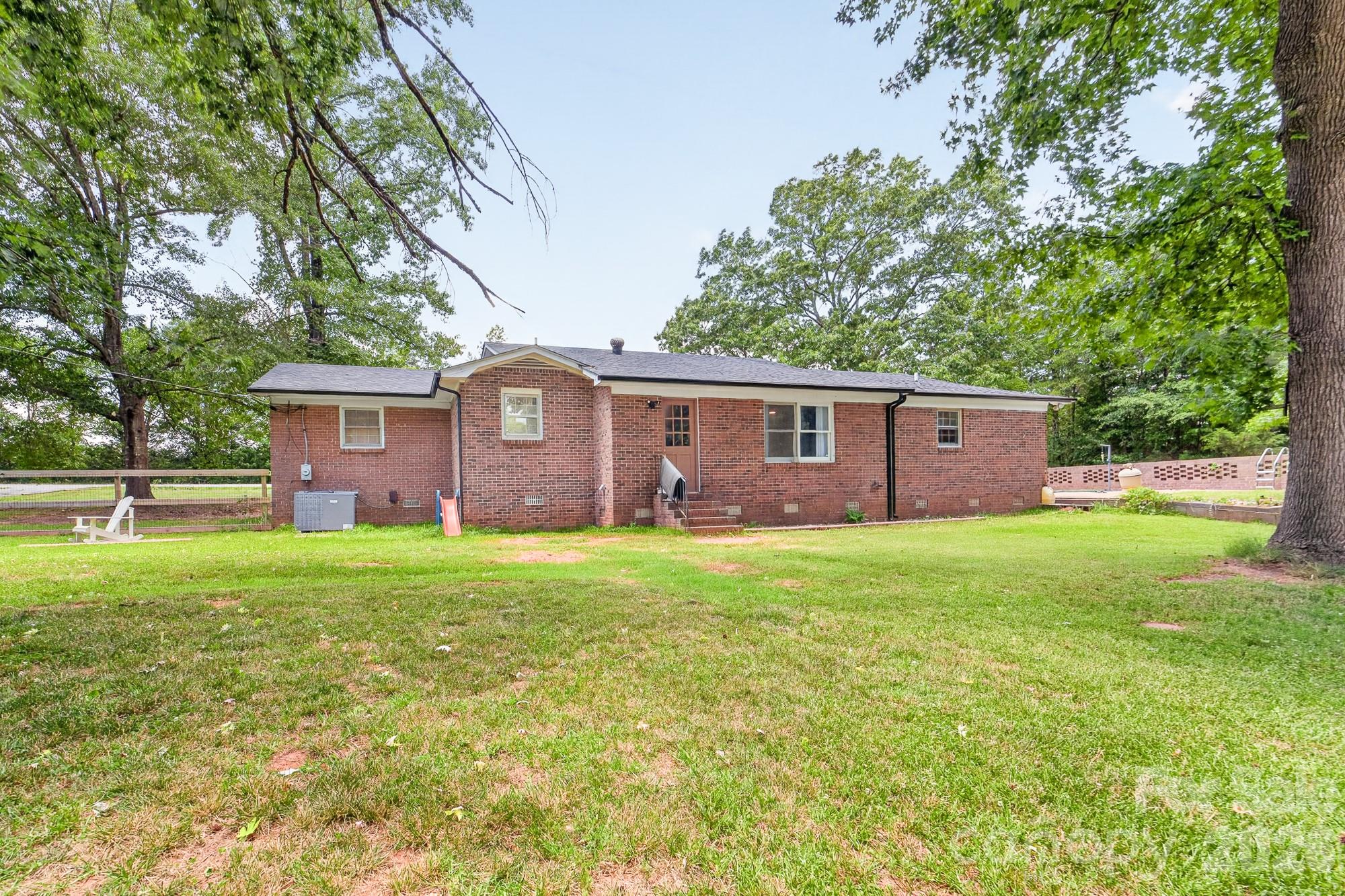 2446 Wood Road — York