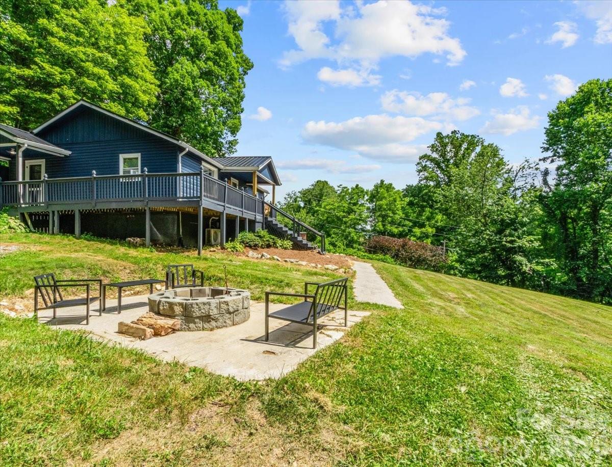 352 Jakes Branch Road — Spruce Pine