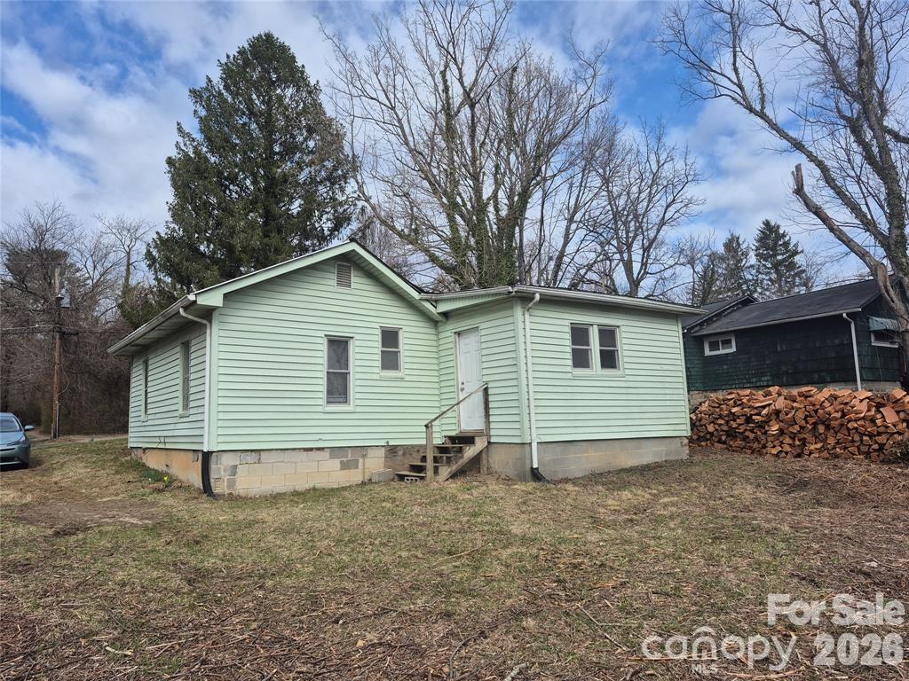 8 White Avenue — Asheville