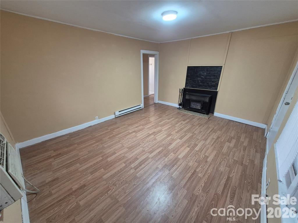 8 White Avenue — Asheville