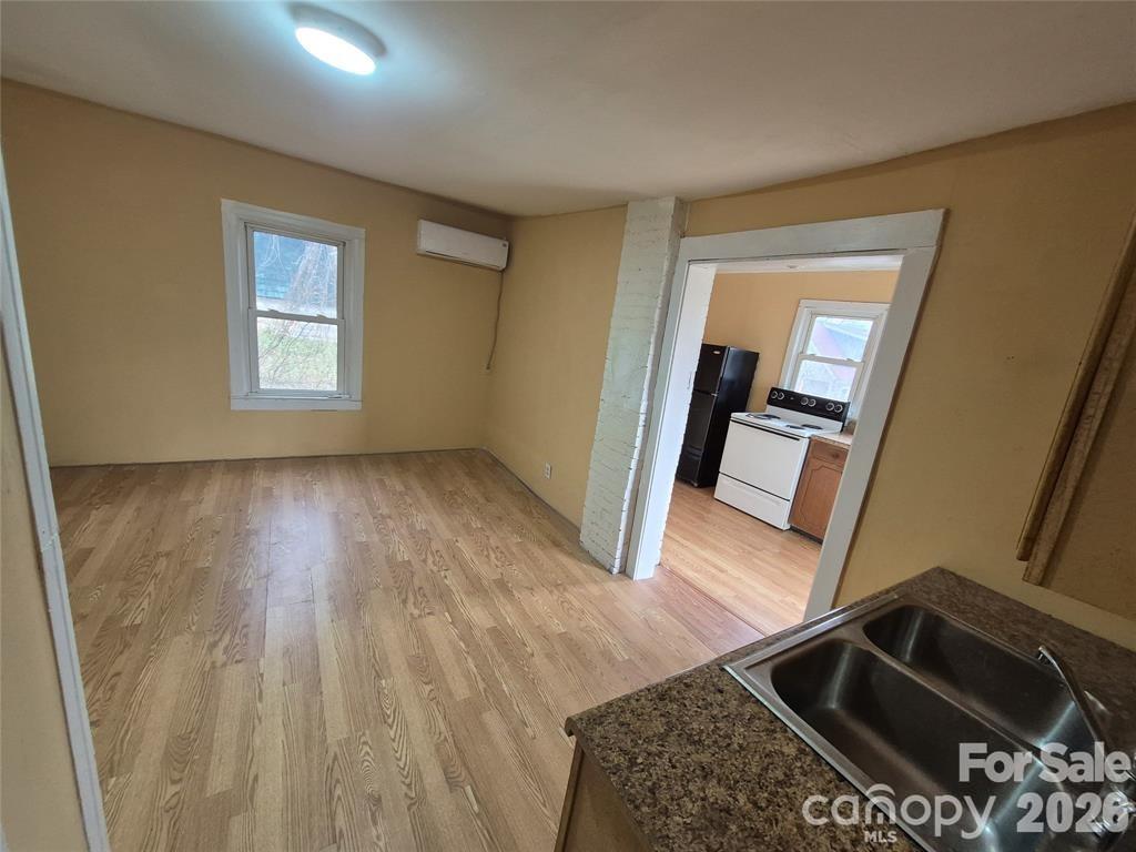 8 White Avenue — Asheville
