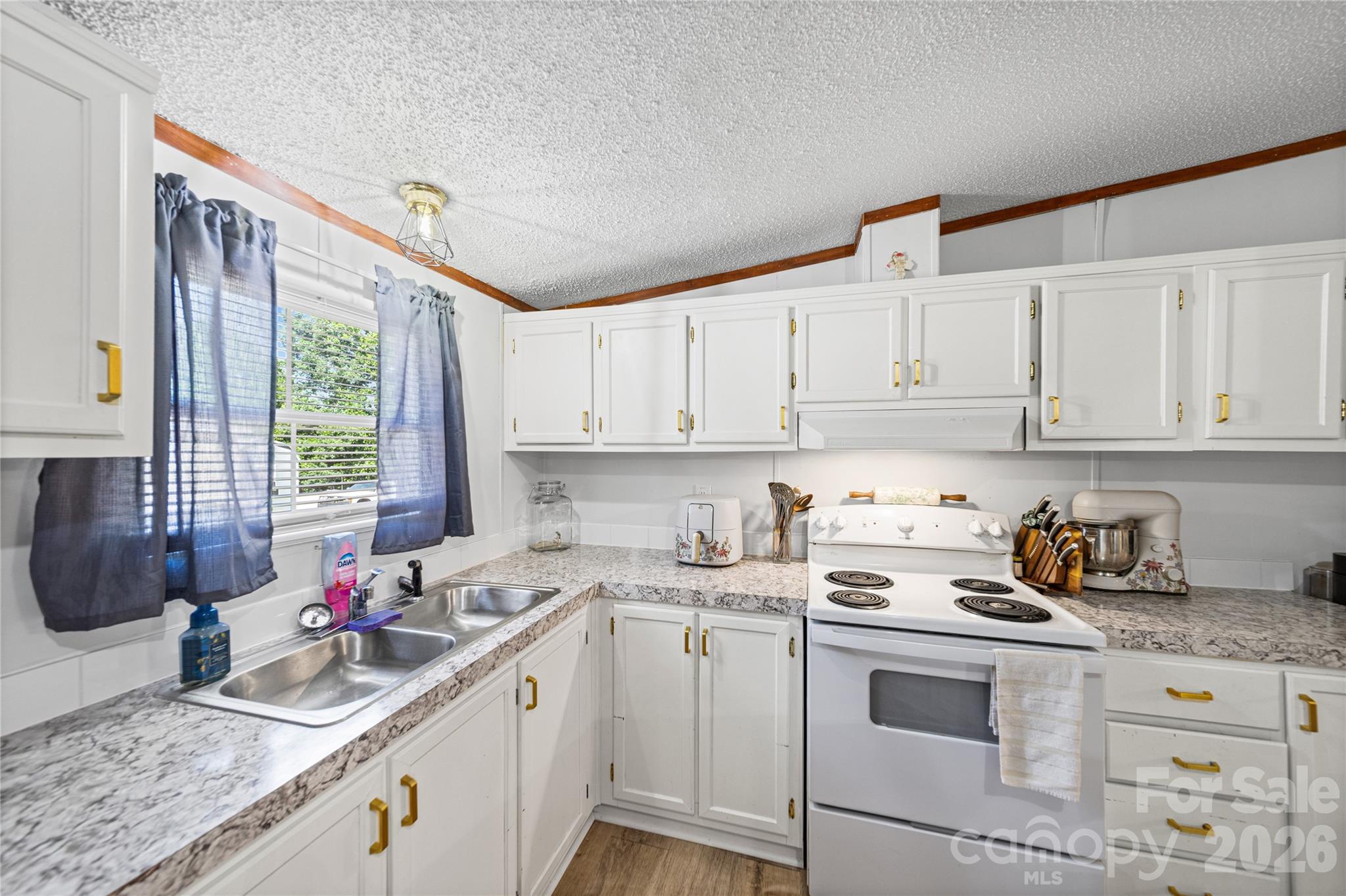 102 Sycamore Drive — Hickory