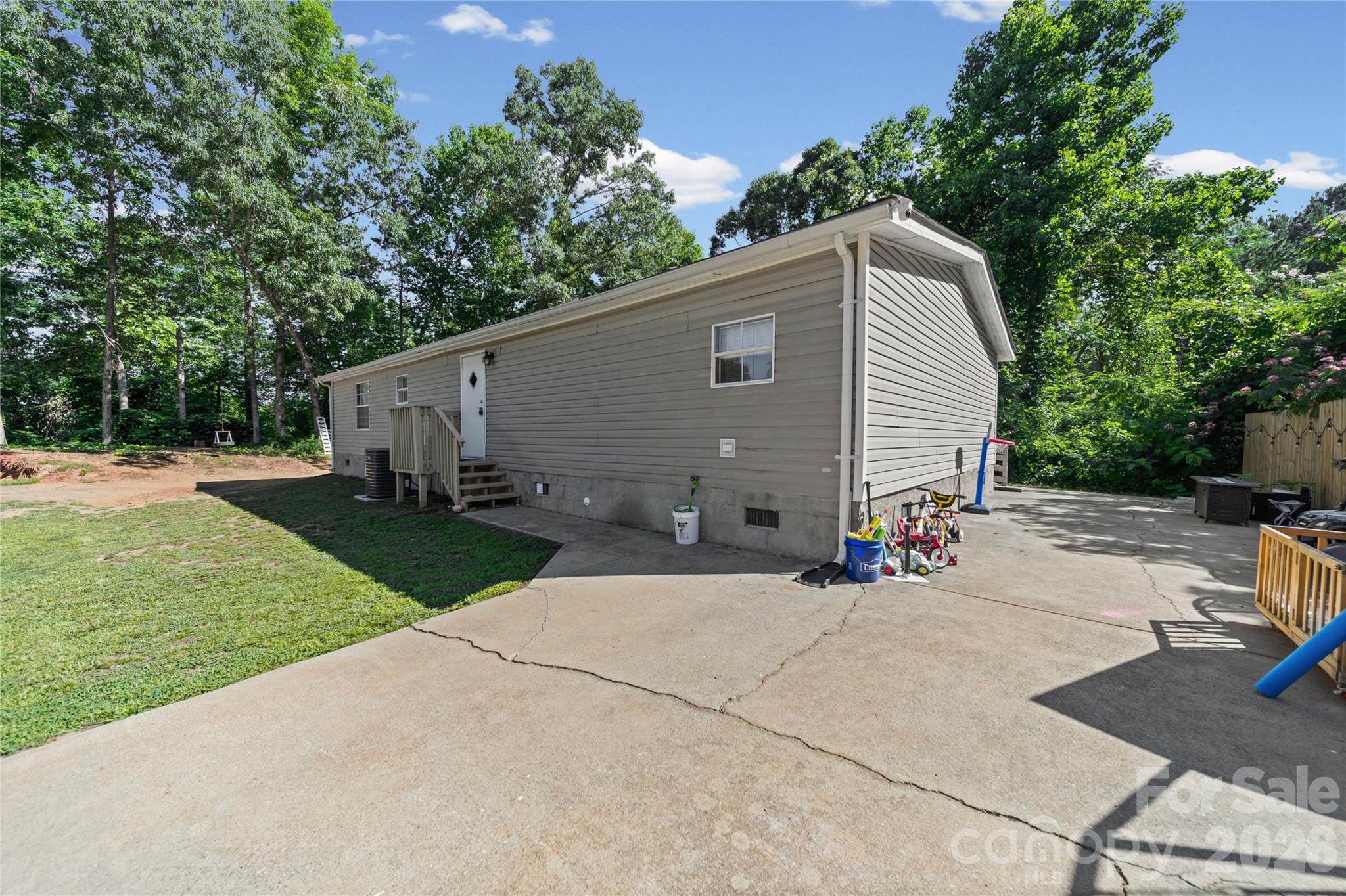 102 Sycamore Drive — Hickory